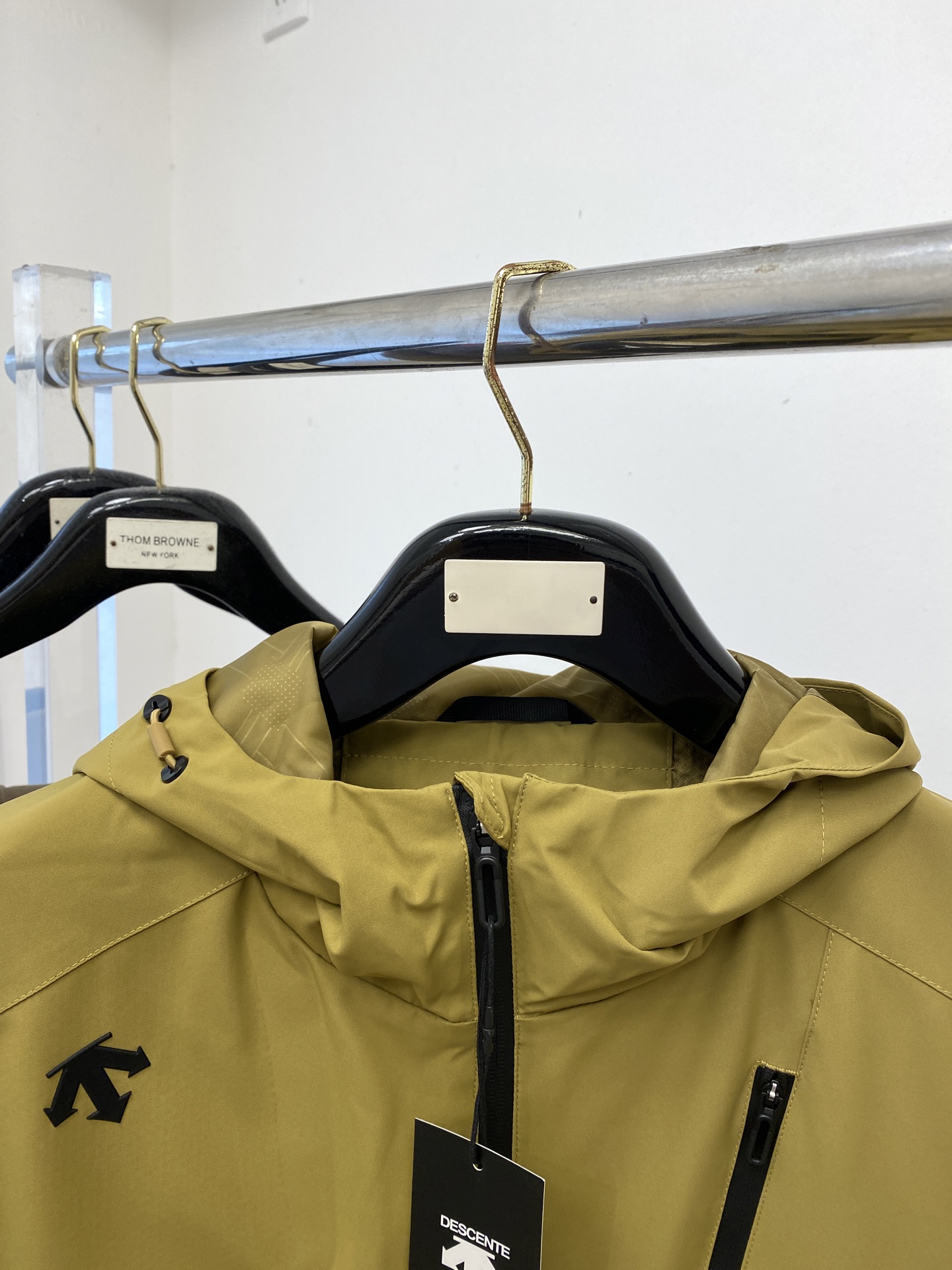 “DESCENTE DiSant 2025 Jackets: Custom-Made Fashion with Unique Logo and Comfortable Fit” - 图片 2