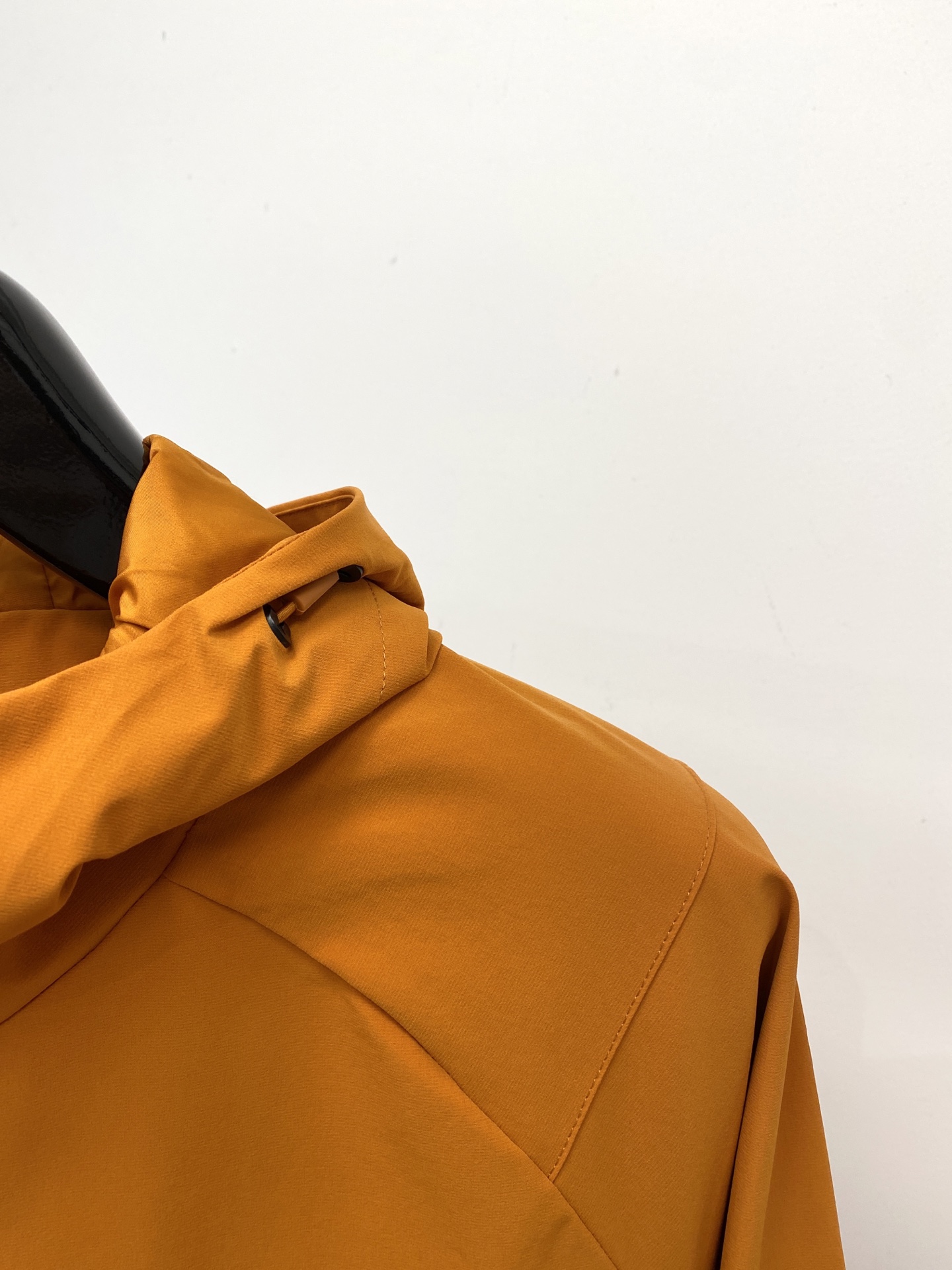 “Brumello Cucinelli 2025 New Jacket: Stylish Embroidered Logo, Custom Fabric, Affordable Price | Fashion Trends” - 图片 3