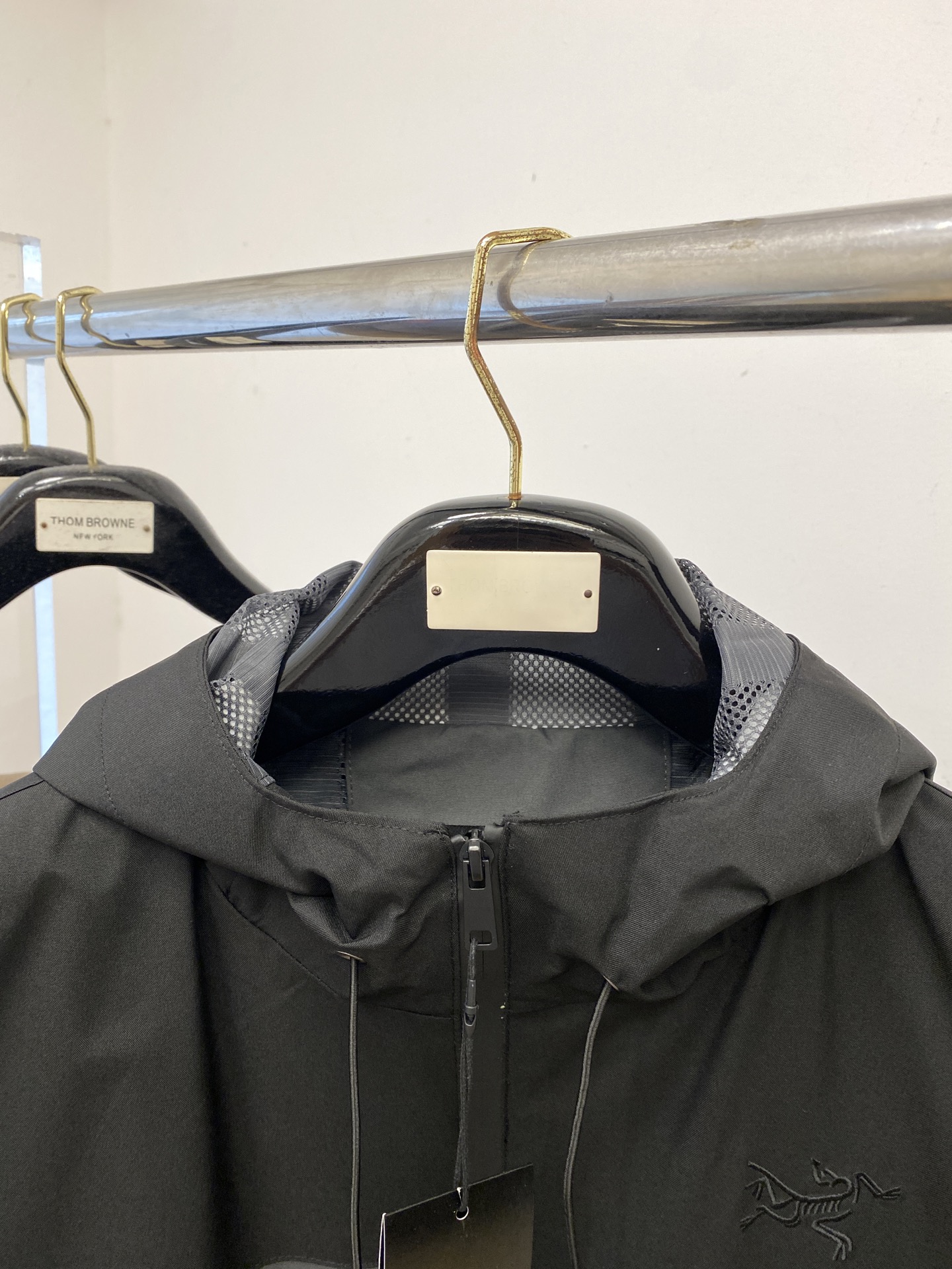 “2025 Fashionable Custom-Made Jackets: Fine Embroidery, Original Fabric, Cosmopolitan Style, Sizes M-3XL, $100 Each P816” - 图片 2