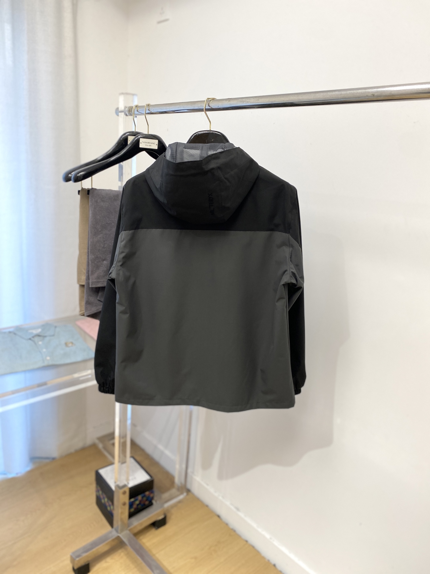 “2025 Fashionable Custom-Made Jackets: Fine Embroidery, Original Fabric, Cosmopolitan Style, Sizes M-3XL, $100 Each P816” - 图片 9