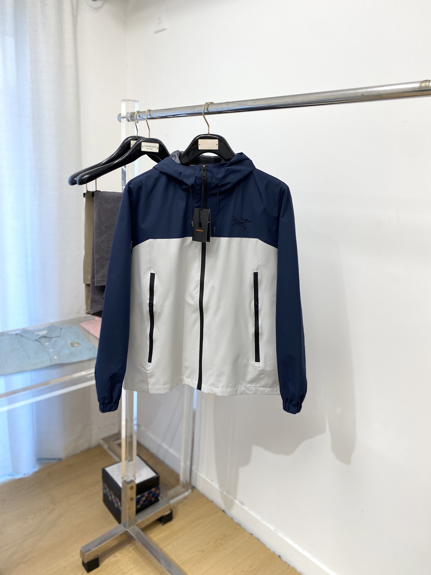 NO:502447,Archaeoptera bird, 2025 new jacket jacket, fashionable and handsome, simple and versatile style, exquisite embroidery pattern logo on the chest, customized original fabric, not only crisp, maintains the trendy silhouette, and is comfortable to wear, with more delicate yarn, code M-3XL, arc'teryx, jackets & coats, jackets & coats, alexander wang19860909始祖鸟、2025新品夹克外套,时尚帅气,简约百搭款,胸前精致刺绣图案logo,定制原版面料,不仅挺括,保持潮流的廓形,又穿着舒适,纱织更细腻,码数M-3XL,arc'teryx,jackets & coats,jackets & coats,alexander wang,Men's clothing