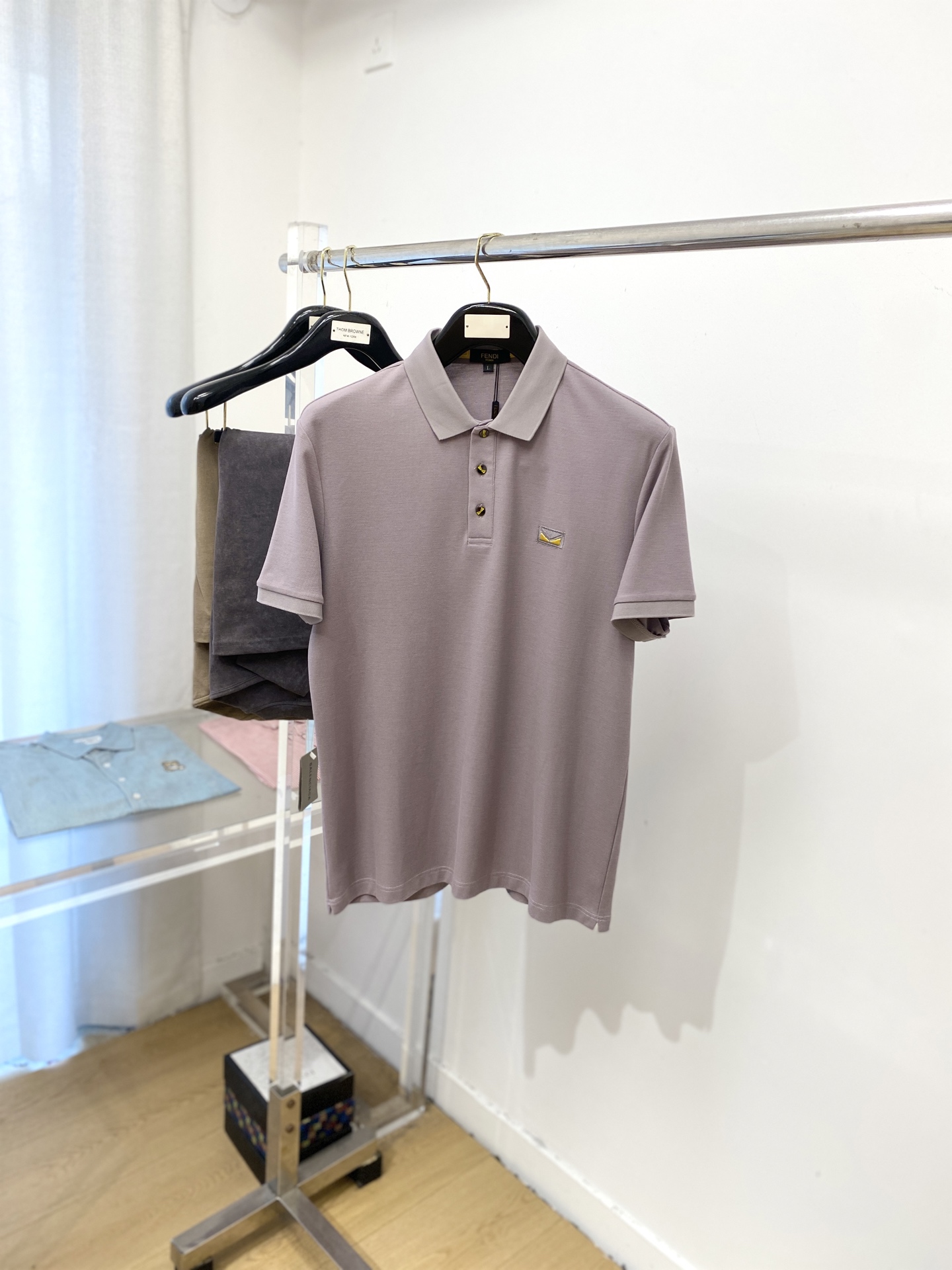 NO:505580,Fendi, the latest short-sleeved T-shirt in 2025, handsome and fashionable, exquisite embroidered pattern logo on the chest, simple and versatile style. The fabric cotton is not only crisp, maintains the trendy silhouette, and is also comfortable to wear, and the yarn is more delicate, the number M-3XL, fendi, T-shirt, tees, t-shirt, alexander wang19860909芬迪、2025最新款短袖T恤,帅气时尚,胸前精致刺绣图案logo,简约百搭款.面料棉 不仅挺括,保持潮流的廓形,又穿着舒适,纱织更细腻,码数M-3XL,,fendi,T-shirt,tees，t-shirt,alexander wang,Men's clothing