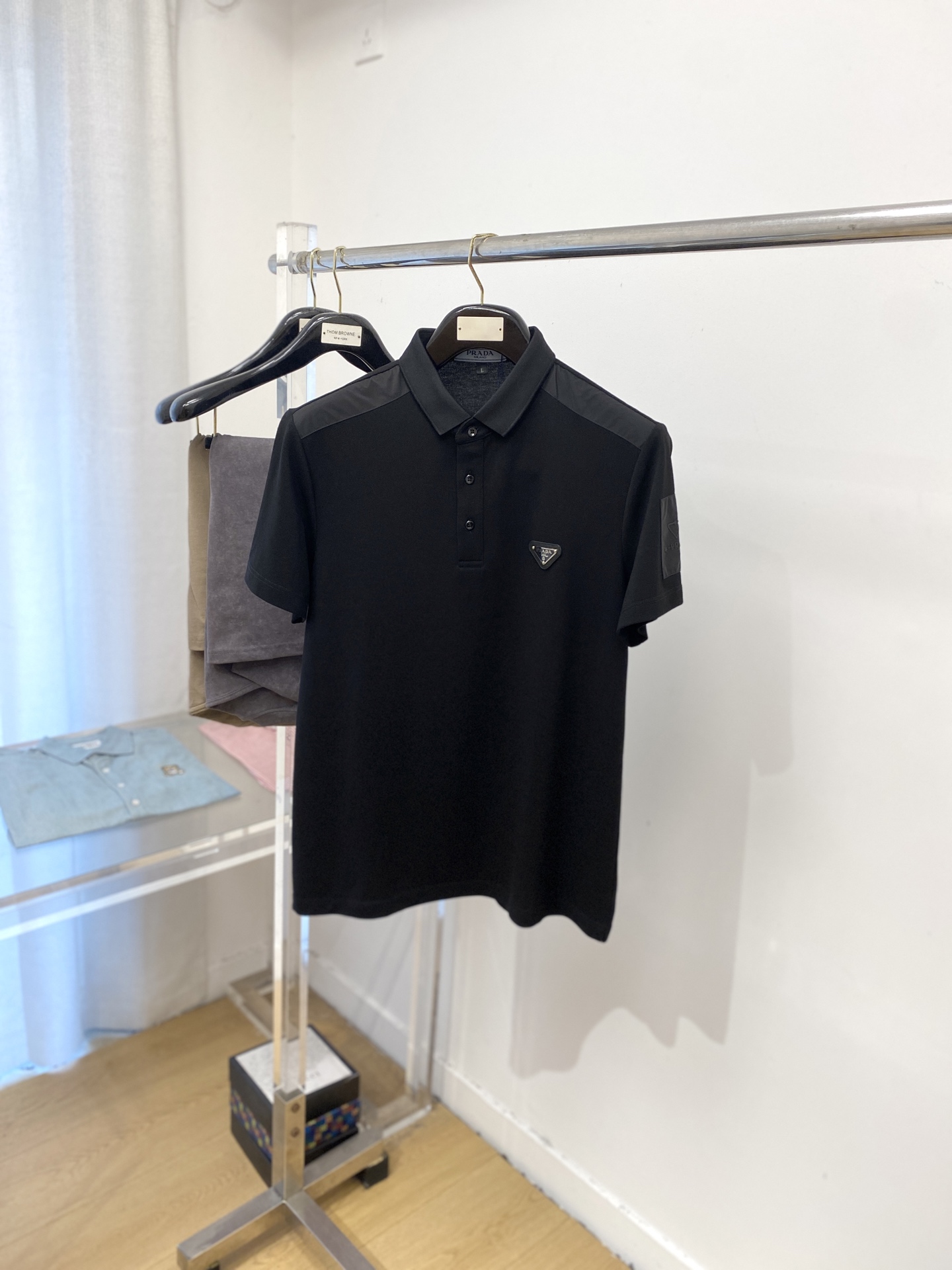 NO:520174,Prada, the latest short-sleeved T-shirt in 2025, handsome and fashionable, chest hardware decorative triangle logo, simple and versatile style. Fabric cotton is not only crisp, maintains a fashionable silhouette, but also comfortable to wear, and the yarn is more delicate, the number M-3XL, prada, T-shirt,tees, t-shirt,alexander wang19860909普拉达、2025最新款短袖T恤,帅气时尚,胸前五金装饰三角标logo,简约百搭款.面料棉 不仅挺括,保持潮流的廓形,又穿着舒适,纱织更细腻,码数M-3XL,,prada,T-shirt,tees，t-shirt,alexander wang,Men's clothing
