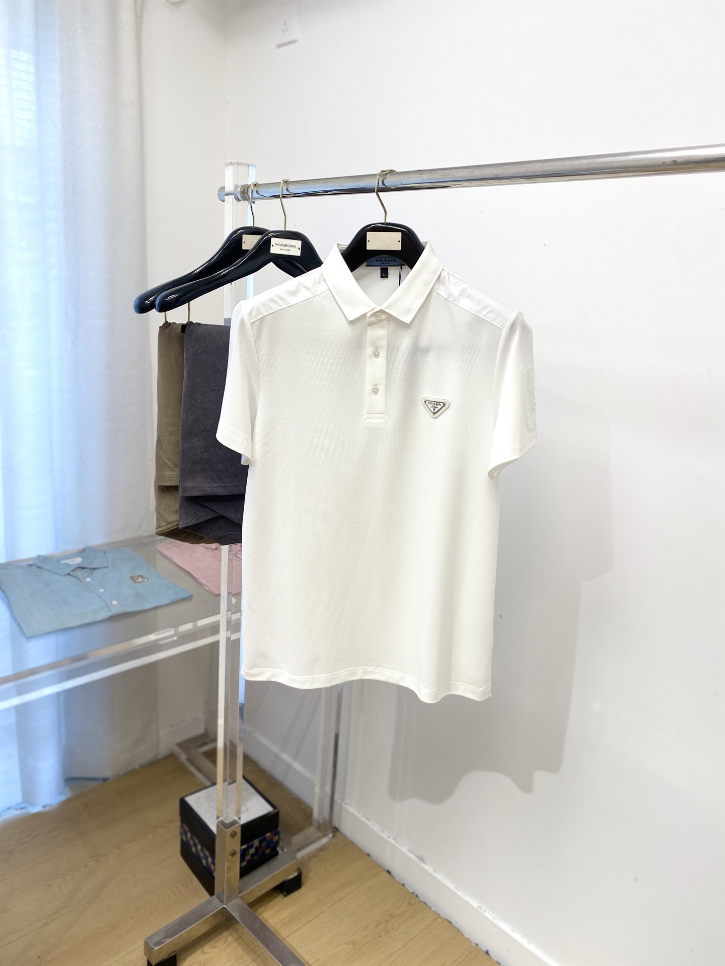 NO:520159,Prada, the latest short-sleeved T-shirt in 2025, handsome and fashionable, chest hardware decorative triangle logo, simple and versatile style. Fabric cotton is not only crisp, maintains a fashionable silhouette, but also comfortable to wear, and the yarn is more delicate, the number M-3XL, prada, T-shirt,tees, t-shirt,alexander wang19860909普拉达、2025最新款短袖T恤,帅气时尚,胸前五金装饰三角标logo,简约百搭款.面料棉 不仅挺括,保持潮流的廓形,又穿着舒适,纱织更细腻,码数M-3XL,,prada,T-shirt,tees，t-shirt,alexander wang,Men's clothing