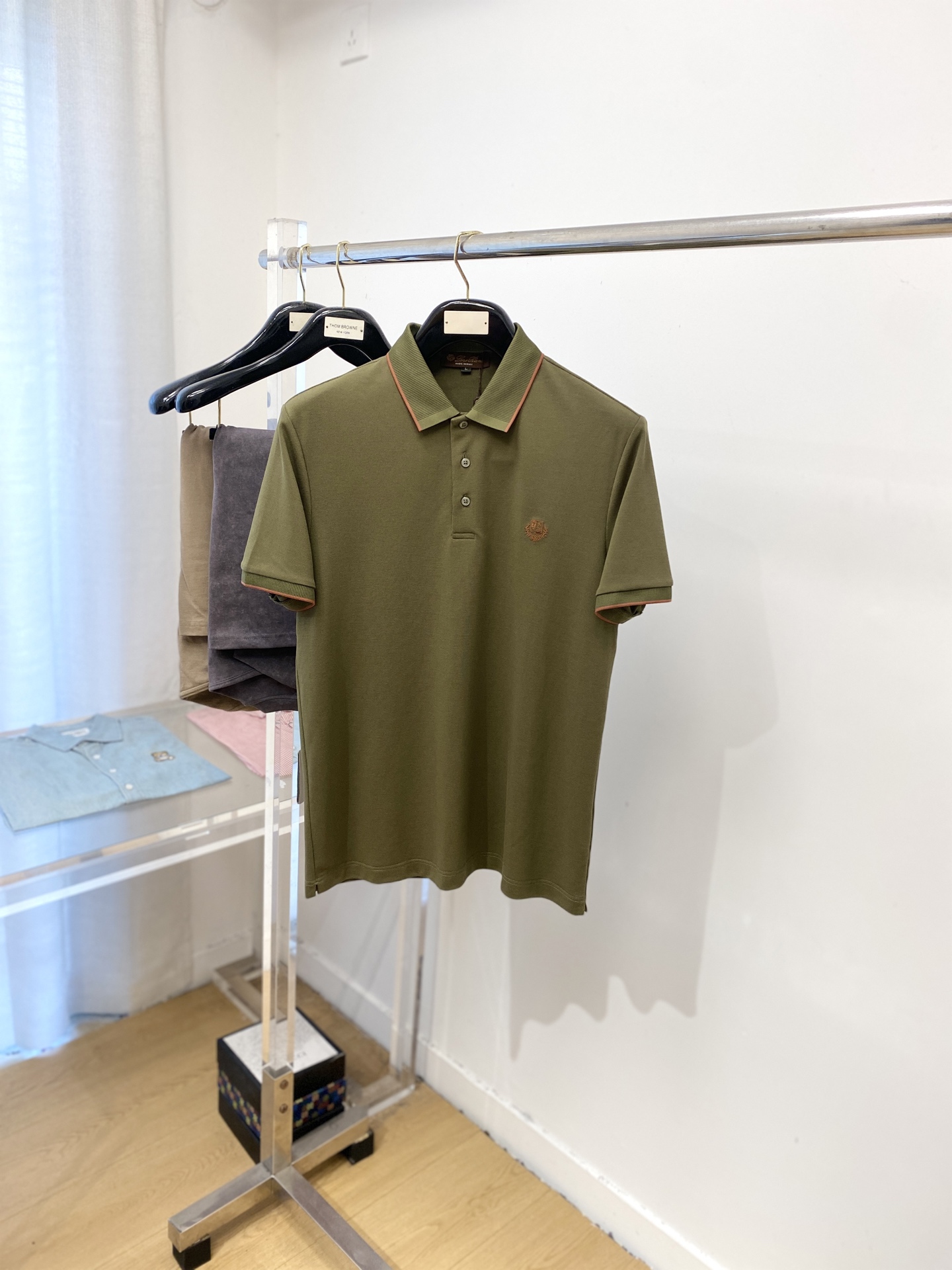 NO:502468,LP, the latest short-sleeved T-shirt in 2025, handsome and fashionable, exquisite embroidered pattern logo on the chest, simple and versatile style. The fabric cotton is not only crisp, maintains the trendy silhouette, but also comfortable to wear, and the yarn is more delicate, the number M-3XL, loro piana, T-shirt, tees, t-shirt, alexander wang19860909LP、2025最新款短袖T恤,帅气时尚,胸前精致刺绣图案logo,简约百搭款.面料棉 不仅挺括,保持潮流的廓形,又穿着舒适,纱织更细腻,码数M-3XL,,loro piana,T-shirt,tees，t-shirt,alexander wang,Men's clothing