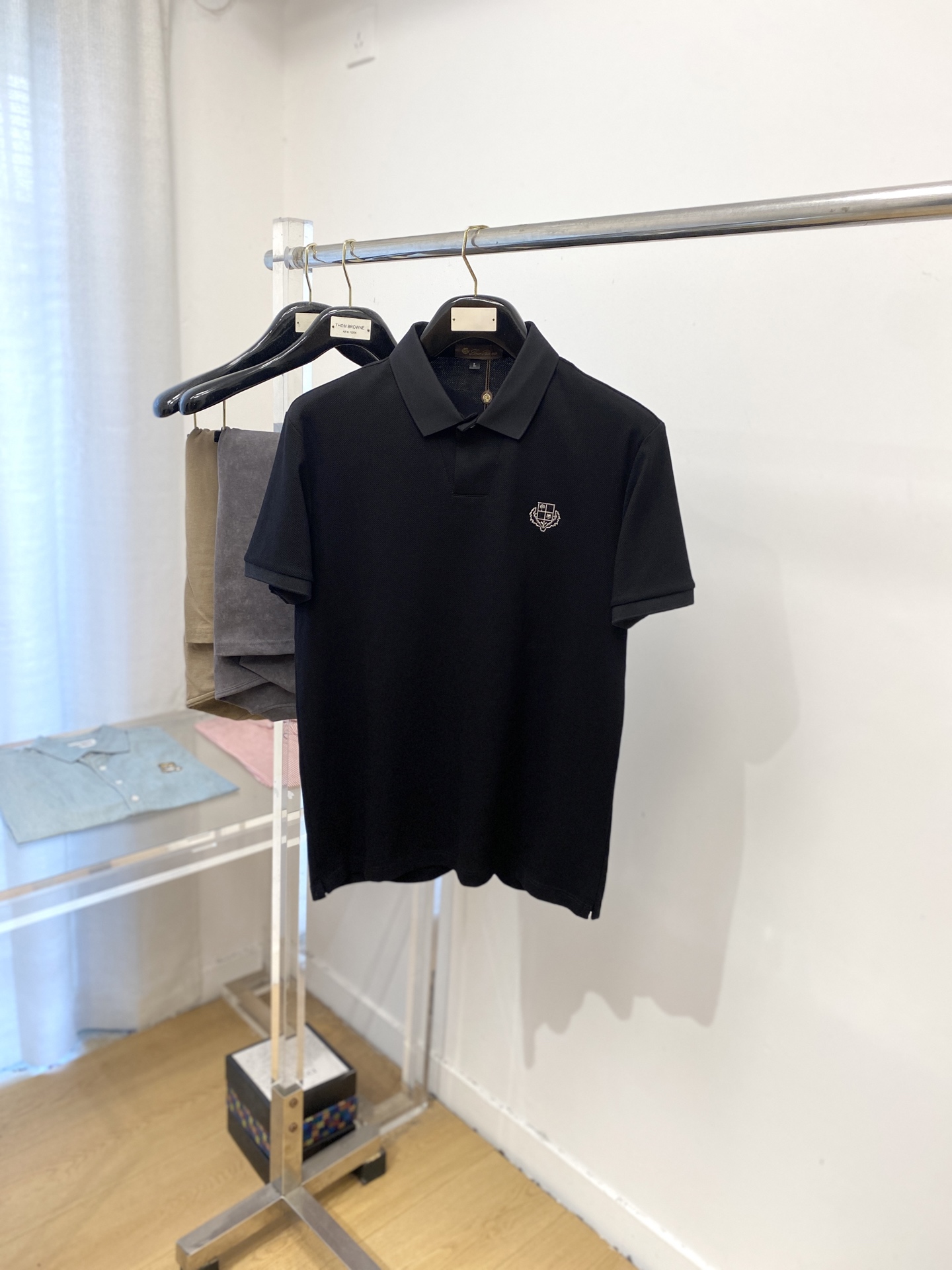 NO:502472,LP, the latest short-sleeved T-shirt in 2025, handsome and fashionable, exquisite embroidered and printed pattern logo on the chest, simple and versatile style. The fabric cotton is not only crisp, maintains the trendy silhouette, but also comfortable to wear, and the yarn is more delicate, the number M-3XL, loro piana, T-shirt, tees, t-shirt, alexander wang19860909LP、2025最新款短袖T恤,帅气时尚,胸前精致刺绣印胶图案logo,简约百搭款.面料棉 不仅挺括,保持潮流的廓形,又穿着舒适,纱织更细腻,码数M-3XL,,loro piana,T-shirt,tees，t-shirt,alexander wang,Men's clothing