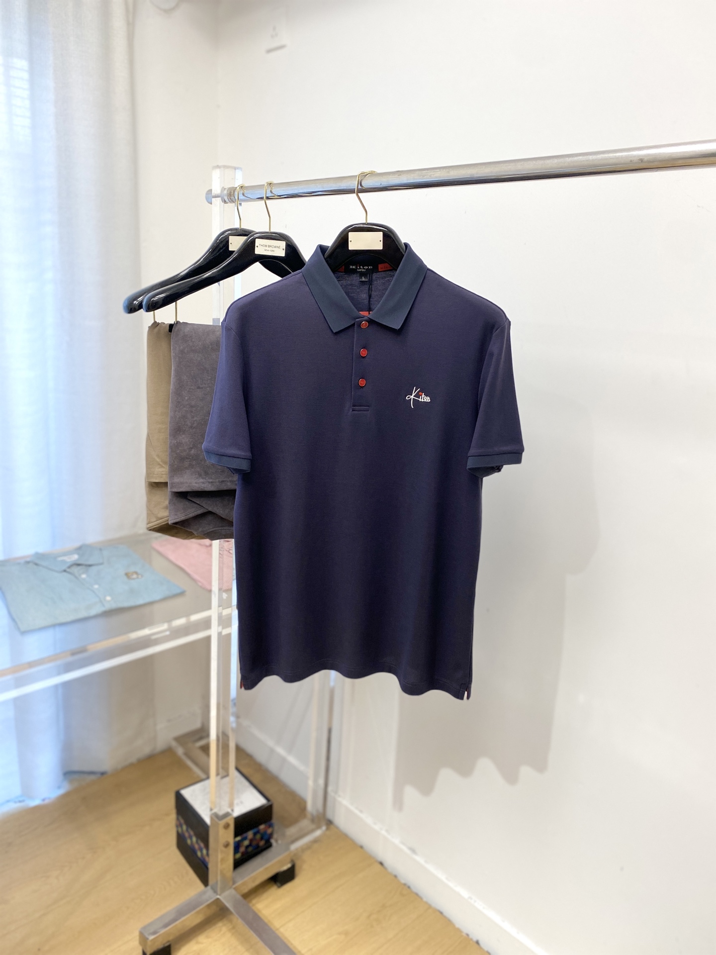 NO:520161,Kiton, 2025's latest short-sleeved T-shirt, handsome and fashionable, exquisite embroidered letter logo on the chest, simple and versatile style. The fabric cotton is not only crisp, maintains the trendy silhouette, but also comfortable to wear, and the yarn is more delicate, the number M-3XL, T-shirt,tees, t-shirt,alexander wang19860909Kiton、2025最新款短袖T恤,帅气时尚,胸前精致刺绣字母logo,简约百搭款.面料棉 不仅挺括,保持潮流的廓形,又穿着舒适,纱织更细腻,码数M-3XL,,T-shirt,tees，t-shirt,alexander wang,Men's clothing