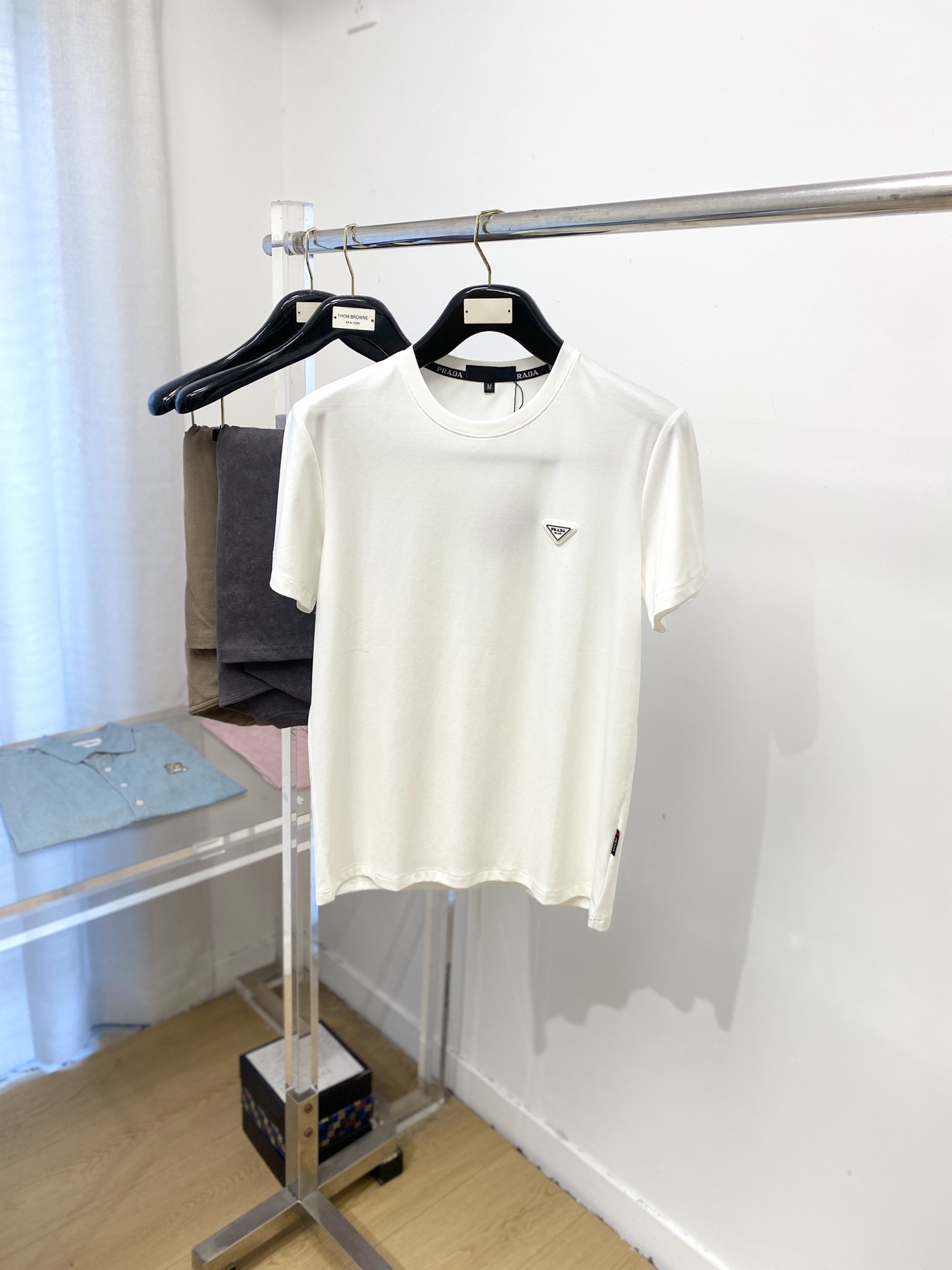 NO:520163,Prada, the latest short-sleeved T-shirt in 2025, handsome and fashionable, chest design, bump-printed letter logo, simple and versatile style. The fabric cotton is not only crisp, maintains the trendy silhouette, and is comfortable to wear, and the yarn is more delicate, the number M-3XL, prada, T-shirt,tees, t-shirt,alexander wang19860909普拉达、2025最新款短袖T恤,帅气时尚,胸前设计凹凸印胶字母logo,简约百搭款.面料棉 不仅挺括,保持潮流的廓形,又穿着舒适,纱织更细腻,码数M-3XL,,prada,T-shirt,tees，t-shirt,alexander wang,Men's clothing
