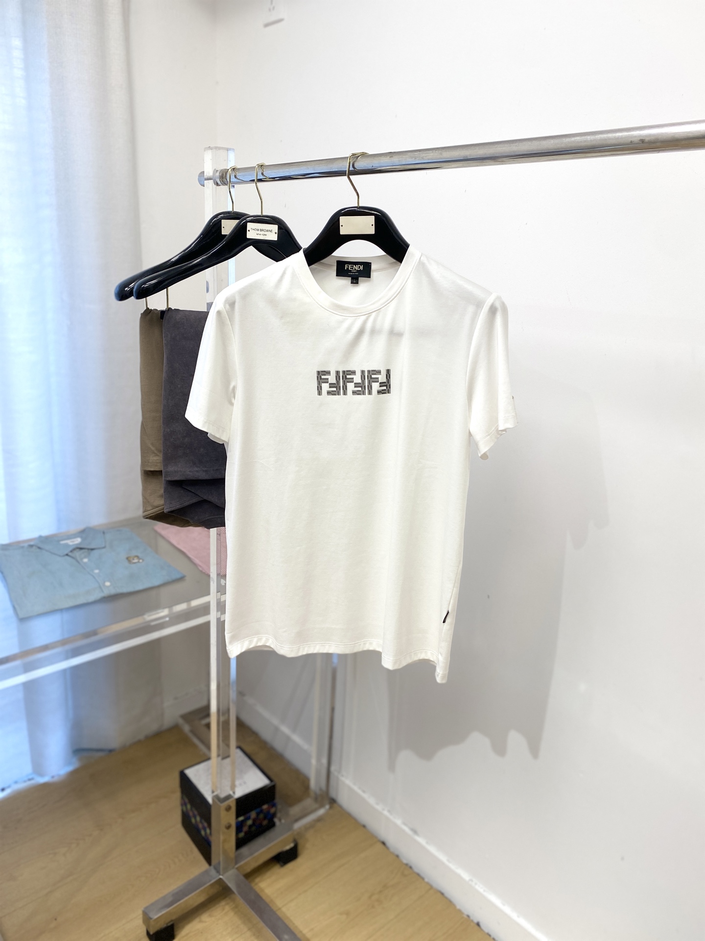 NO:520165,Fendi, the latest short-sleeved T-shirt in 2025, handsome and fashionable, exquisite embroidered letter logo on the chest, simple and versatile style. The fabric cotton is not only crisp, maintains the trendy silhouette, and is also comfortable to wear, and the yarn is more delicate, the number M-3XL, fendi, T-shirt, tees, t-shirt, alexander wang19860909芬迪、2025最新款短袖T恤,帅气时尚,胸前精致刺绣字母logo,简约百搭款.面料棉 不仅挺括,保持潮流的廓形,又穿着舒适,纱织更细腻,码数M-3XL,,fendi,T-shirt,tees，t-shirt,alexander wang,Men's clothing