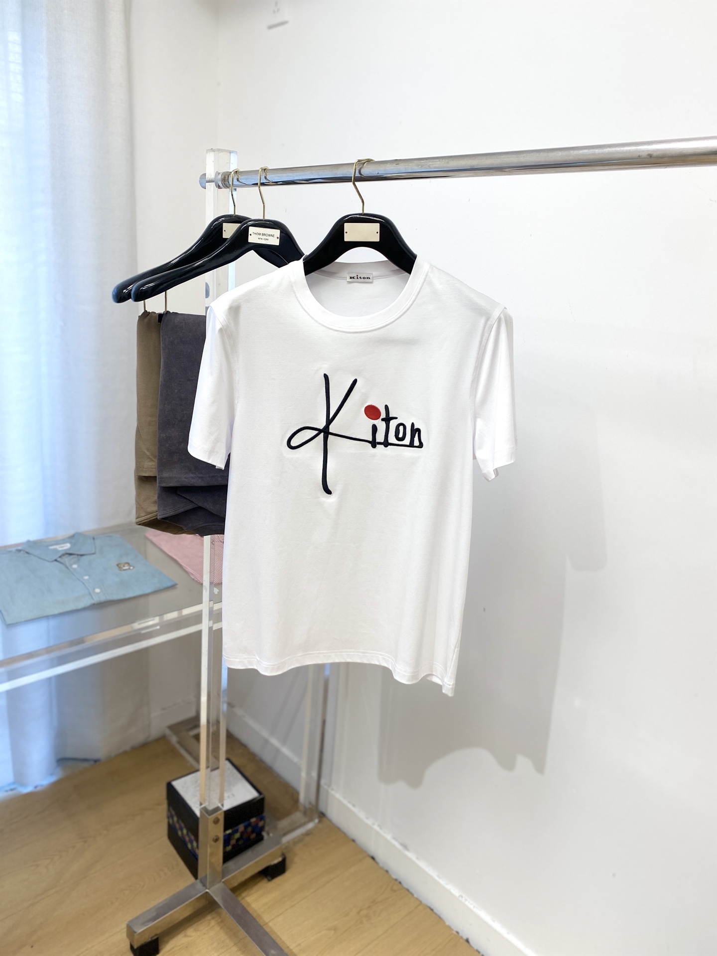 NO:520169,Kiton, 2025's latest short-sleeved T-shirt, handsome and fashionable, exquisite embroidered letter logo on the chest, simple and versatile style. The fabric cotton is not only crisp, maintains the trendy silhouette, but also comfortable to wear, and the yarn is more delicate, the number M-3XL, T-shirt,tees, t-shirt,alexander wang19860909Kiton、2025最新款短袖T恤,帅气时尚,胸前精致刺绣字母logo,简约百搭款.面料棉 不仅挺括,保持潮流的廓形,又穿着舒适,纱织更细腻,码数M-3XL,,T-shirt,tees，t-shirt,alexander wang,Men's clothing