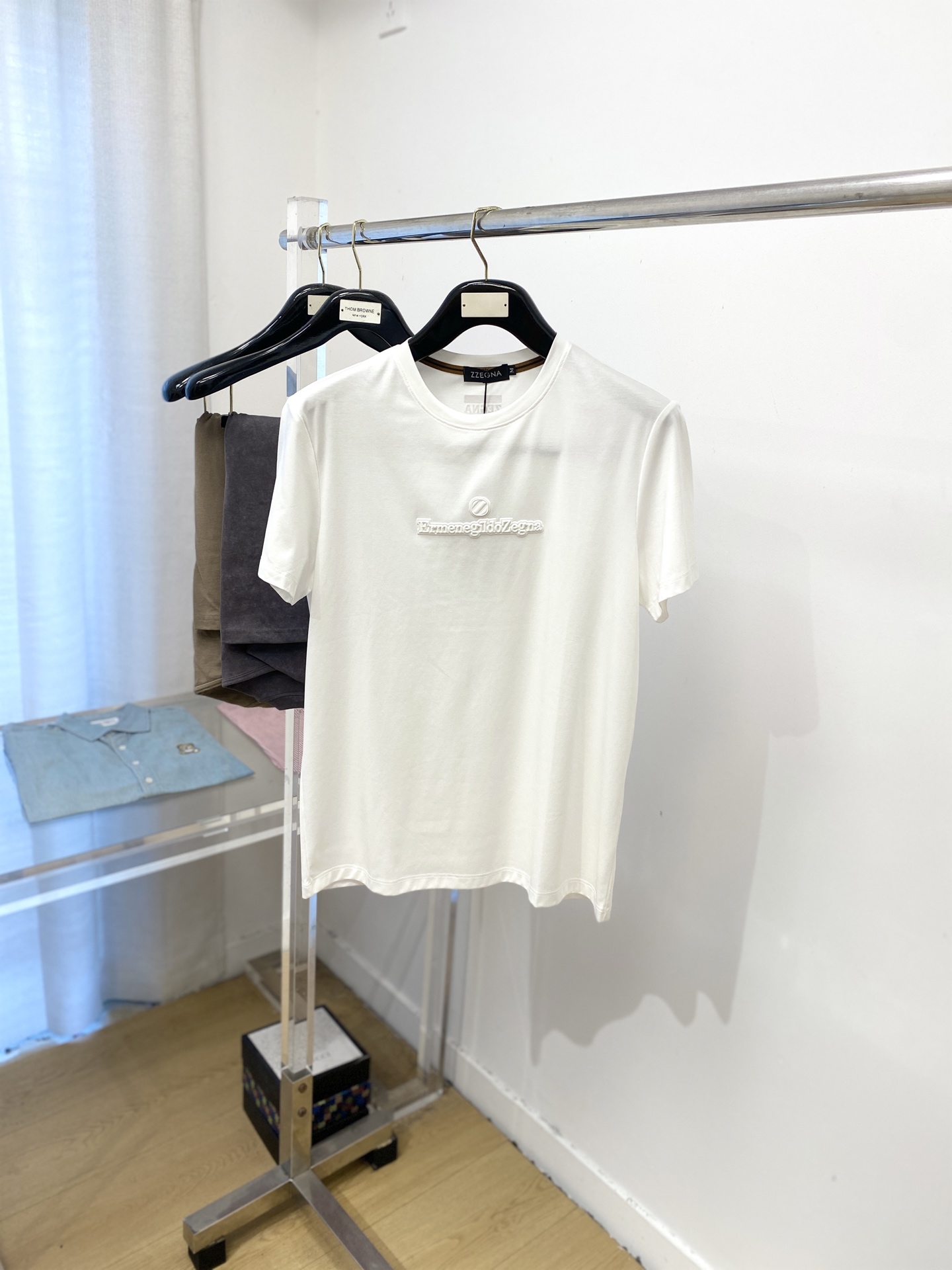 NO:518124,Zenia, the latest short-sleeved T-shirt in 2025, handsome and fashionable, top-grade printed letter logo on the chest, simple and versatile style. The fabric cotton is not only crisp, maintains the trendy silhouette, but also comfortable to wear, and the yarn is more delicate, the number M-4XL, zegna, T-shirt,tees, t-shirt,alexander wang19860909杰尼亚、2025最新款短袖T恤,帅气时尚,胸前顶级印胶字母logo,简约百搭款.面料棉 不仅挺括,保持潮流的廓形,又穿着舒适,纱织更细腻,码数M-4XL,,zegna,T-shirt,tees，t-shirt,alexander wang,Men's clothing