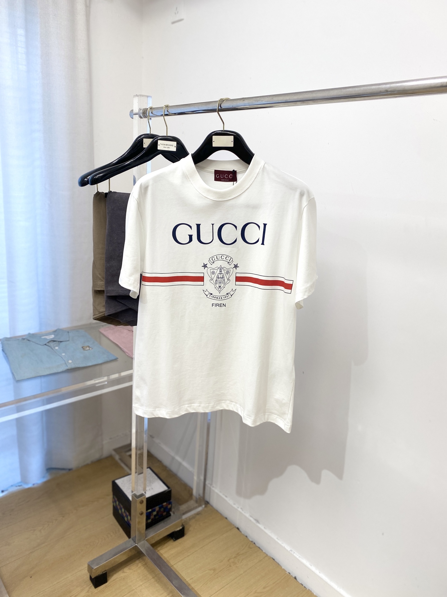 NO:518128,Guqi, the latest short-sleeved T-shirt in 2025, handsome and fashionable, top-grade printed pattern letter logo on the chest, simple and versatile style. The fabric cotton is not only crisp, maintains the trendy silhouette, but also comfortable to wear, and the yarn is more delicate, the number M-4XL, T-shirt,tees, t-shirt,alexander wang19860909古奇、2025最新款短袖T恤,帅气时尚,胸前顶级印花图案字母logo,简约百搭款.面料棉 不仅挺括,保持潮流的廓形,又穿着舒适,纱织更细腻,码数M-4XL,,T-shirt,tees，t-shirt,alexander wang,Men's clothing