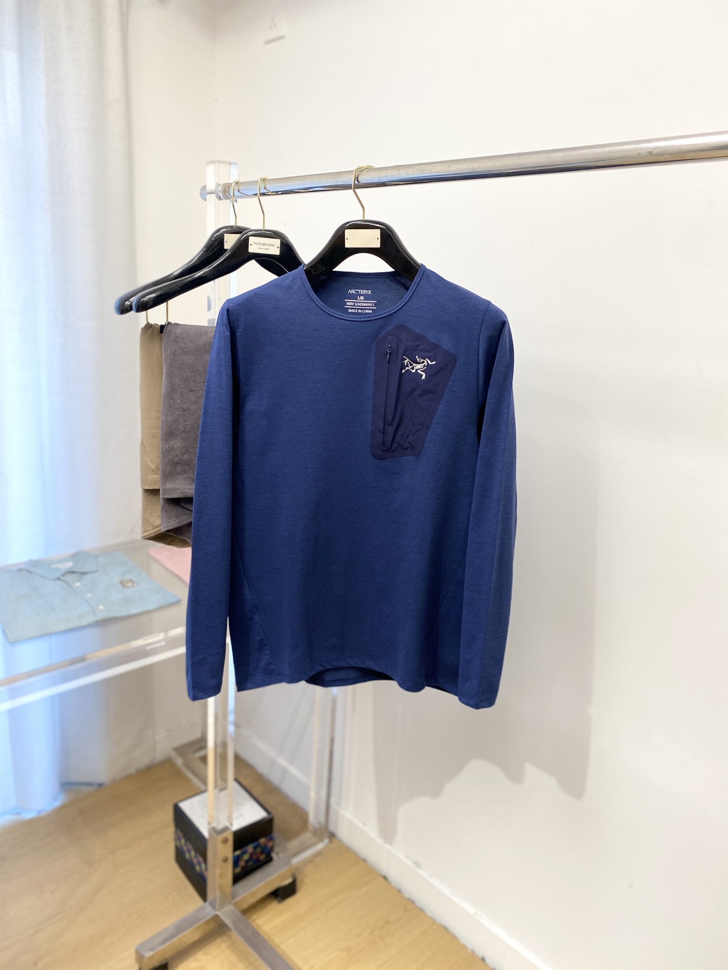 “2025 Fashion: Bird Logo Cotton Shirt in Multiple Sizes for $100” - 图片 1