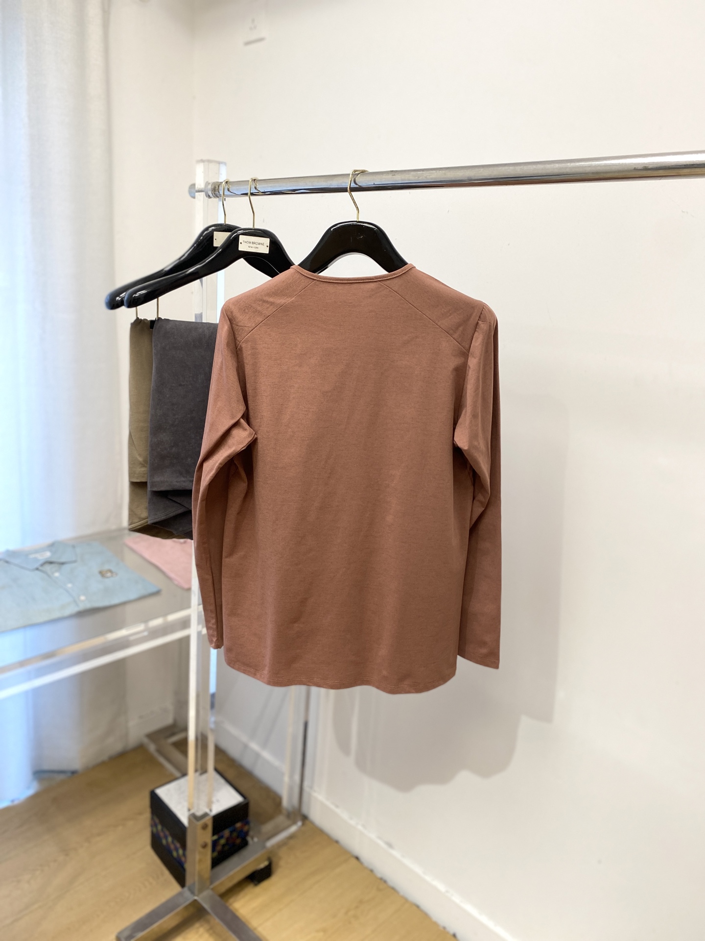 “2025 Fashion: Bird Logo Cotton Shirt in Various Sizes and Colors for $100” - 图片 9