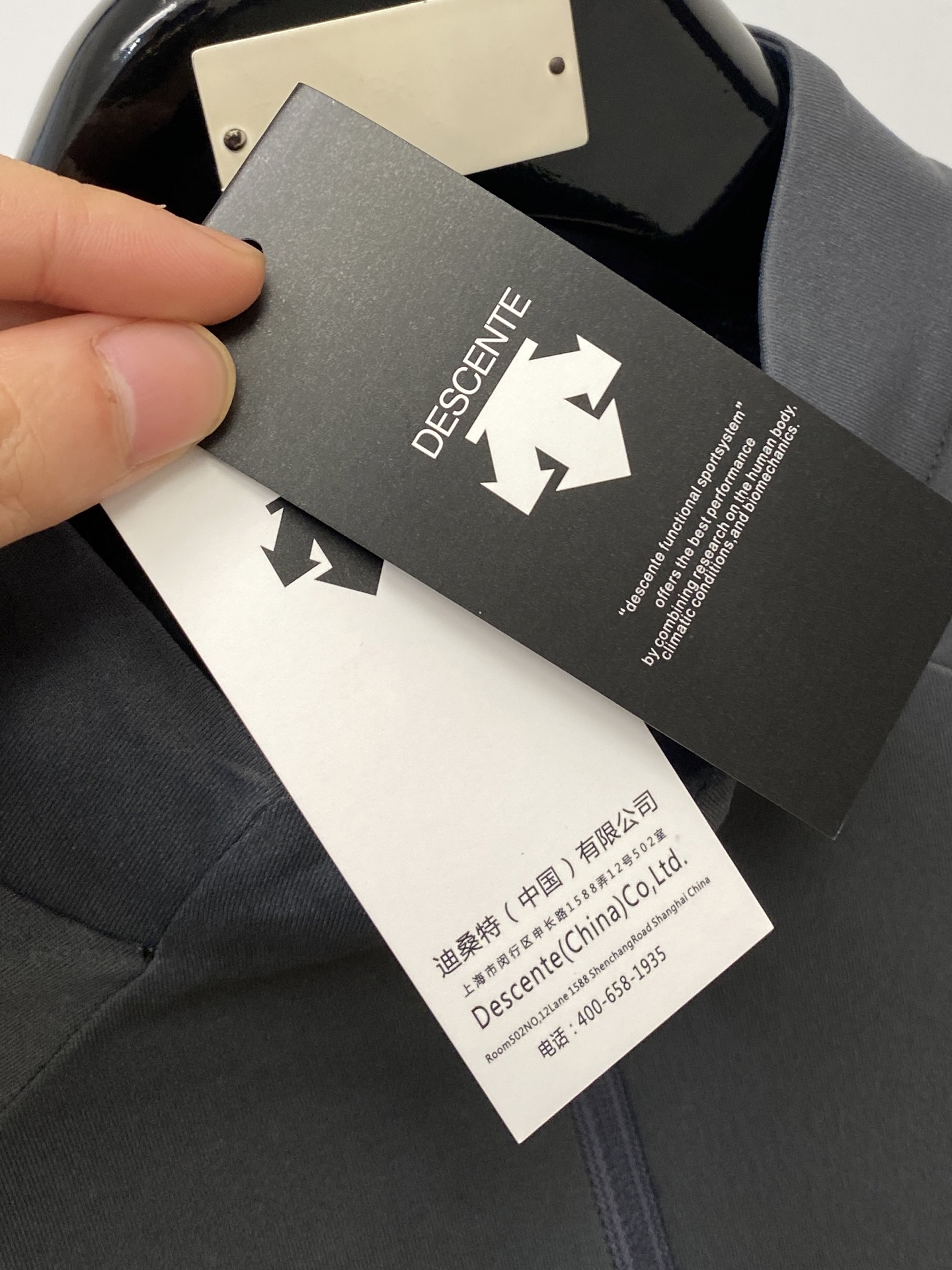 “DESCENTE DiSant 2025 Long Sleeve Shirt with Shoulder Logo, Cotton Fabric, Cozy Fit, Sizes M-3XL Priced at $100” - 图片 4