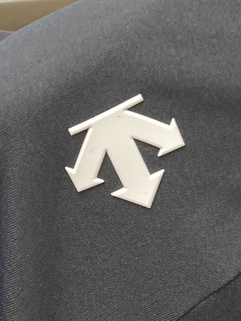 “DESCENTE DiSant 2025 Long Sleeve Shirt with Shoulder Logo, Cotton Fabric, Cozy Fit, Sizes M-3XL Priced at $100” - 图片 6