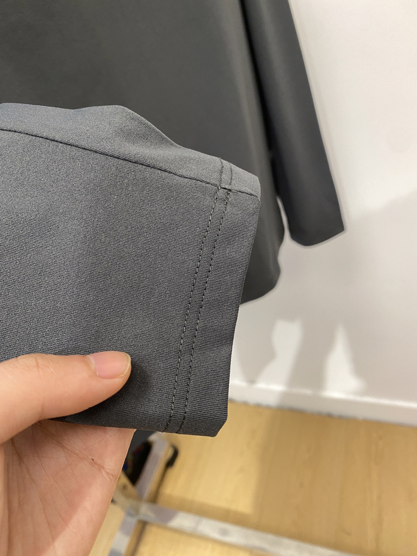 “DESCENTE DiSant 2025 Long Sleeve Shirt with Shoulder Logo, Cotton Fabric, Cozy Fit, Sizes M-3XL Priced at $100” - 图片 7