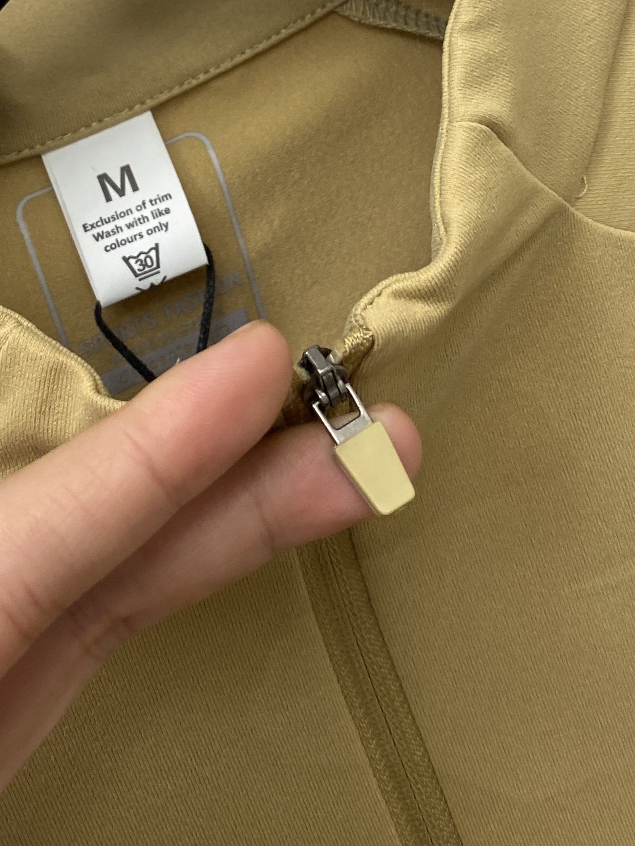 Title: DESCENTE DiSant 2025 Long Sleeve Shirt Review Summary: New stylish long sleeve shirt with shoulder logo, $100, cotton fabric, cozy, maintains shape, available in sizes - 图片 5