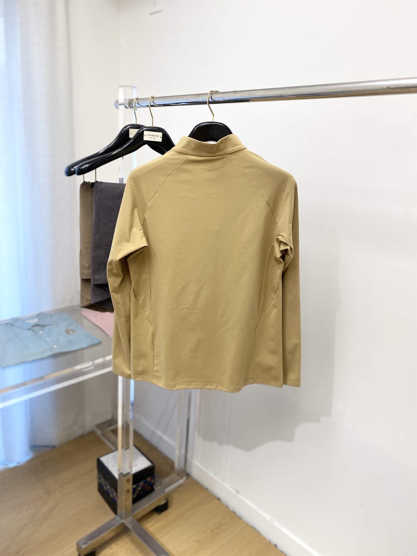 Title: DESCENTE DiSant 2025 Long Sleeve Shirt Review Summary: New stylish long sleeve shirt with shoulder logo, $100, cotton fabric, cozy, maintains shape, available in sizes - 图片 9