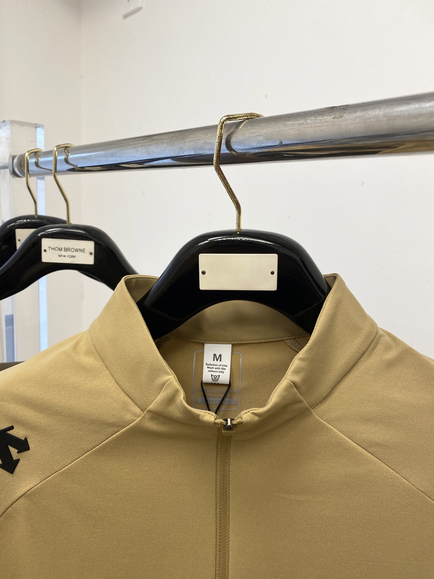 Title: DESCENTE DiSant 2025 Long Sleeve Shirt Review Summary: New stylish long sleeve shirt with shoulder logo, $100, cotton fabric, cozy, maintains shape, available in sizes - 图片 2