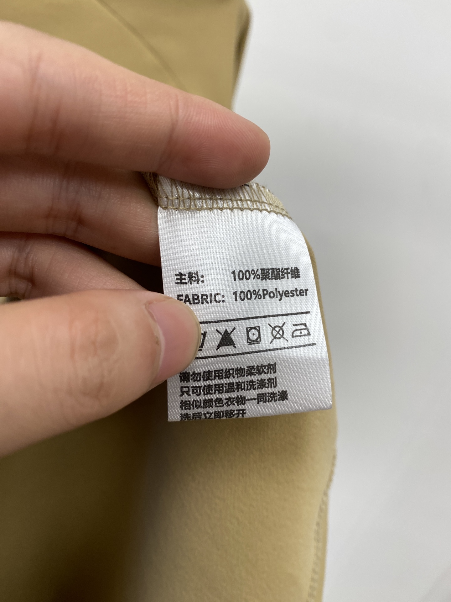 Title: DESCENTE DiSant 2025 Long Sleeve Shirt Review Summary: New stylish long sleeve shirt with shoulder logo, $100, cotton fabric, cozy, maintains shape, available in sizes - 图片 8