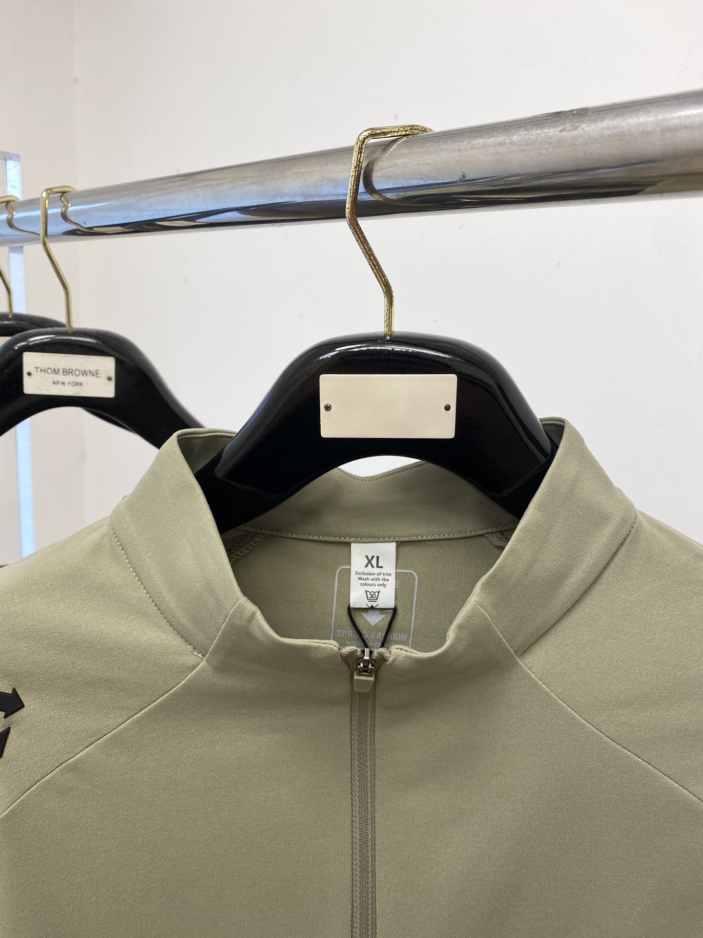 “DESCENTE DiSant 2025 Long Sleeve Shirt: Cotton Fabric, Duct Tape Logo, Fashionable and Comfortable, $100” - 图片 2