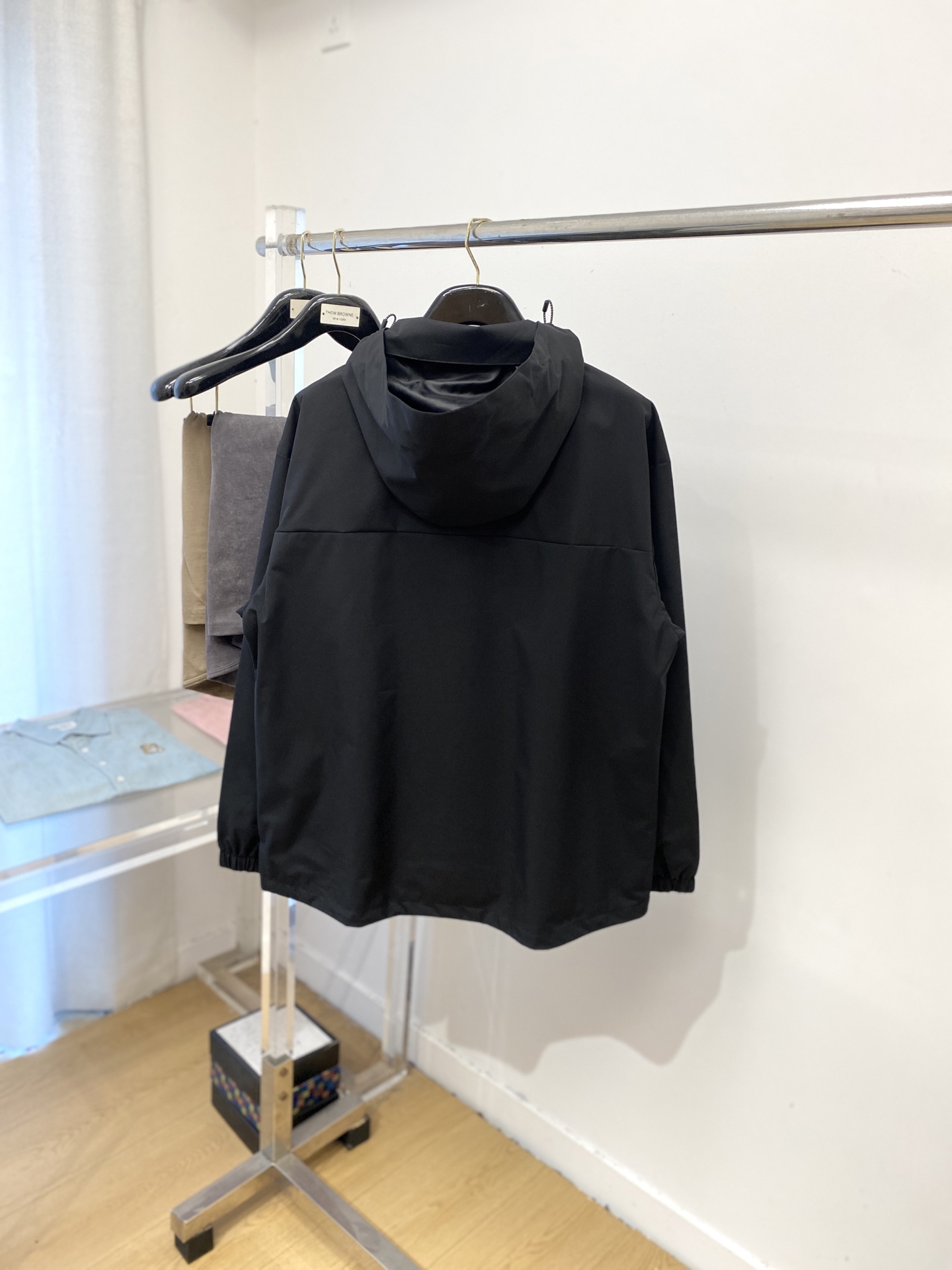 “Discent 2025: Stylish Jackets with Duct Tape Logo, Custom Fabric, and Cosmopolitan Appeal in M-3XL Sizes” - 图片 9