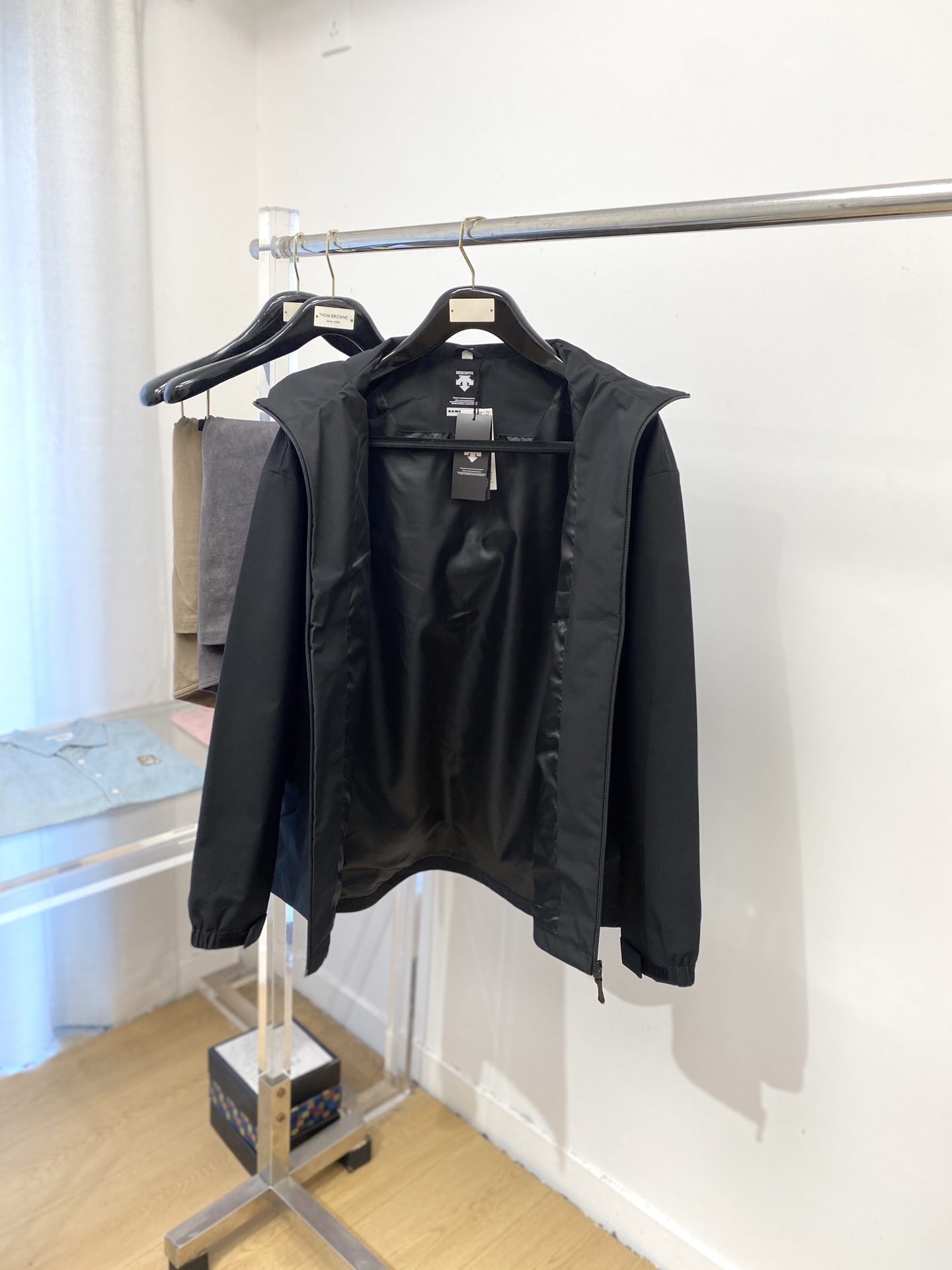 “Discent 2025: Stylish Jackets with Duct Tape Logo, Custom Fabric, and Cosmopolitan Appeal in M-3XL Sizes” - 图片 5