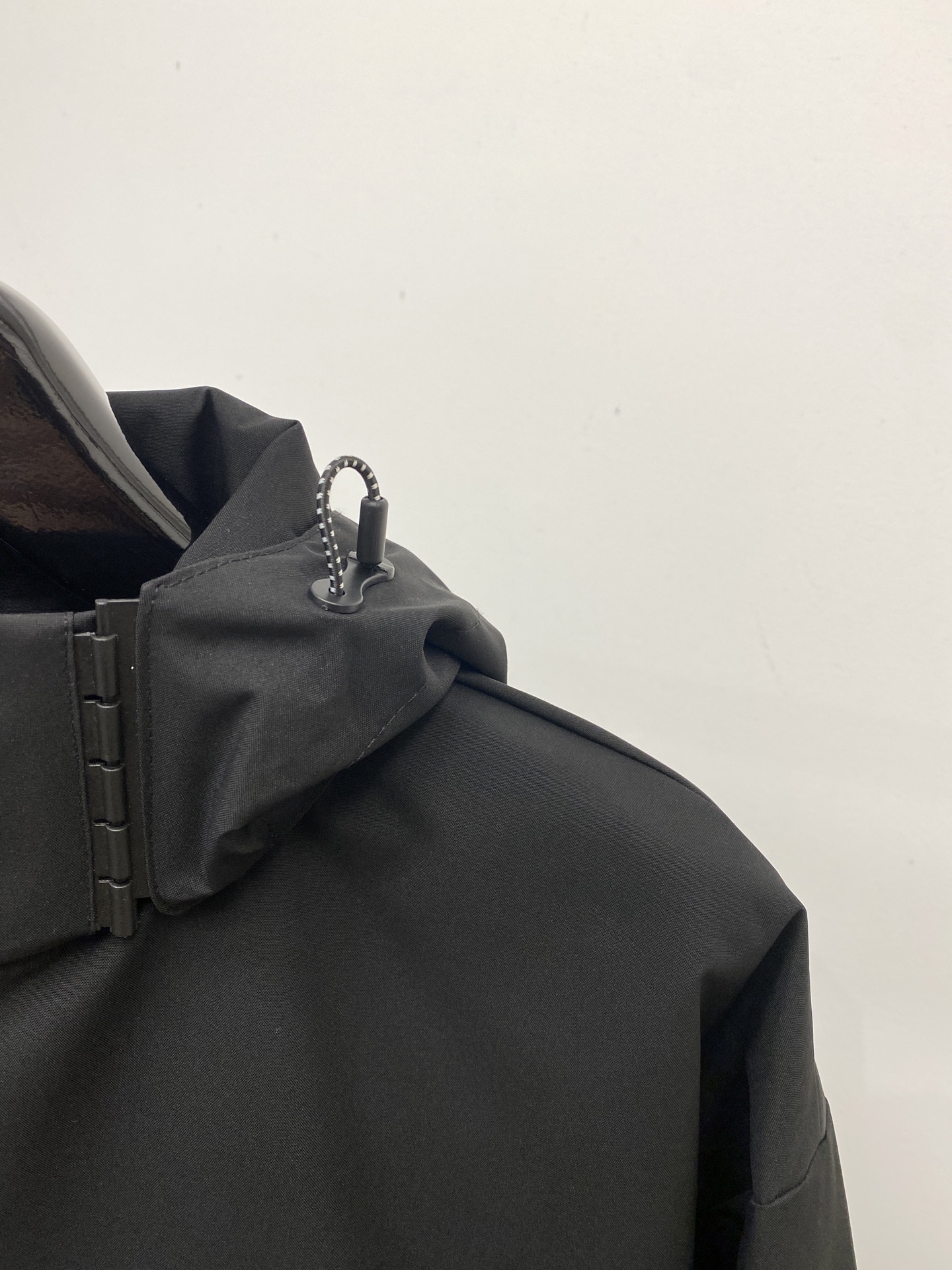 “Discent 2025: Stylish Jackets with Duct Tape Logo, Custom Fabric, and Cosmopolitan Appeal in M-3XL Sizes” - 图片 3