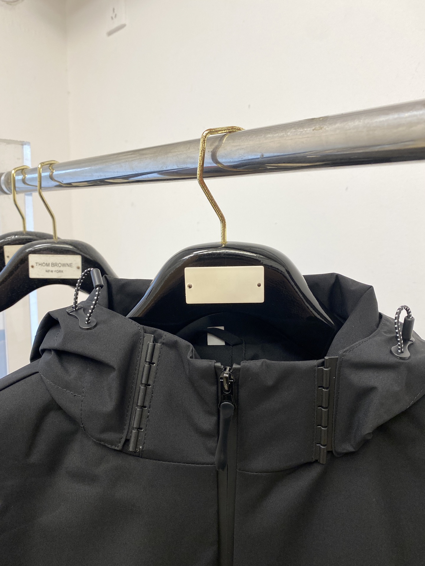 “Discent 2025: Stylish Jackets with Duct Tape Logo, Custom Fabric, and Cosmopolitan Appeal in M-3XL Sizes” - 图片 2