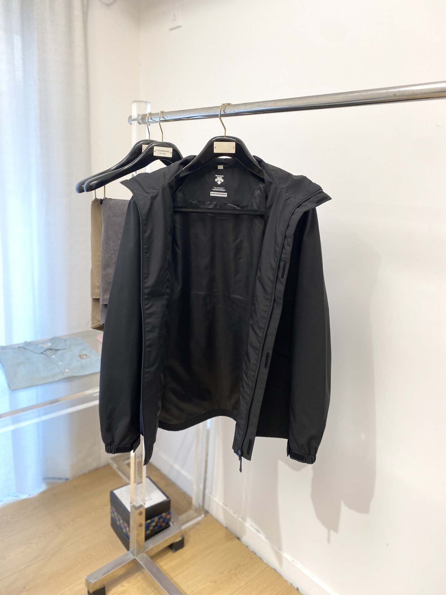 Fashion brand Discent introduces new 2025 jackets with unique duct tape logo, custom fabric, comfort fit, fine knitting. Sizes M-3XL. - 图片 5