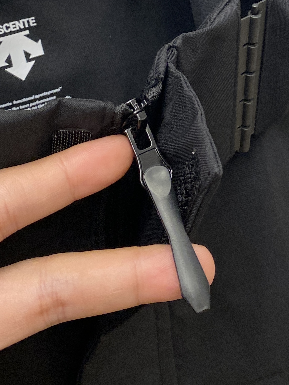 Fashion brand Discent introduces new 2025 jackets with unique duct tape logo, custom fabric, comfort fit, fine knitting. Sizes M-3XL. - 图片 7