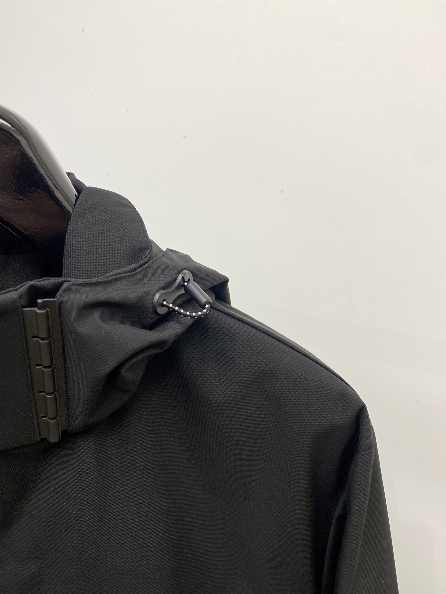 Fashion brand Discent introduces new 2025 jackets with unique duct tape logo, custom fabric, comfort fit, fine knitting. Sizes M-3XL. - 图片 3
