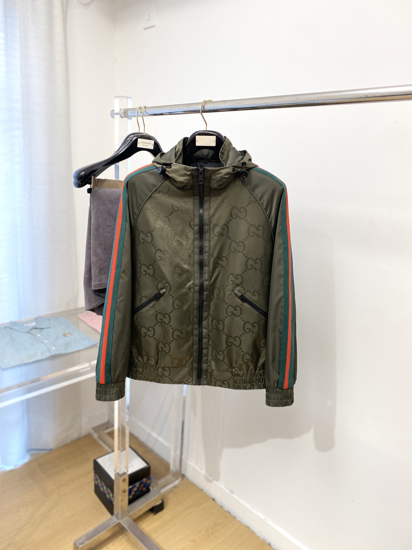 NO:505595,Guqi, 2025 new jacket jacket, fashionable and handsome, simple and versatile, top digital positioning and woven letter logo, customized original fabric, not only crisp, maintains the trendy silhouette, and is comfortable to wear, the yarn is more delicate, the number M-3XL,, jackets & coats, jackets & coats, alexander wang19860909古奇、2025新品夹克外套,时尚帅气,简约百搭款,顶级数码定位定织字母logo,定制原版面料,不仅挺括,保持潮流的廓形,又穿着舒适,纱织更细腻,码数M-3XL,,jackets & coats,jackets & coats,alexander wang,Men's clothing