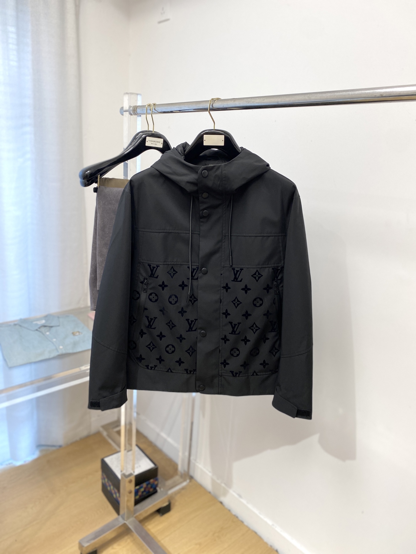 NO:503568,Louis Vuitton, 2025 new jacket jacket, fashionable and handsome, simple and versatile, top digital positioning and fixed pattern letter logo, customized original fabric, not only crisp, maintains the trendy silhouette, and is comfortable to wear, and the yarn is more delicate, code number M-3XL, louis vuitton, jackets & coats, jackets & coats, alexander wang19860909路易威登、2025新品夹克外套,时尚帅气,简约百搭款,顶级数码定位定织图案字母logo,定制原版面料,不仅挺括,保持潮流的廓形,又穿着舒适,纱织更细腻,码数M-3XL,,louis vuitton,jackets & coats,jackets & coats,alexander wang,Men's clothing