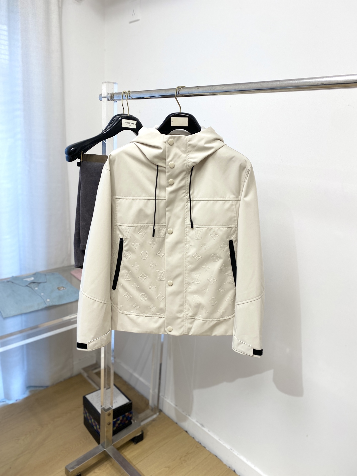 NO:524196,y Louis Vuitton, new jacket, fashionable and handsome, simple and versatile, top digital positioning and fixed pattern letter logo, customized original fabric, not only crisp, maintains the trendy silhouette, and is comfortable to wear, the yarn is more delicate, code M-3XL,, louis vuitton, jackets & coats, jackets & coats, alexander wang19860909y路易威登、新品夹克外套,时尚帅气,简约百搭款,顶级数码定位定织图案字母logo,定制原版面料,不仅挺括,保持潮流的廓形,又穿着舒适,纱织更细腻,码数M-3XL,,louis vuitton,jackets & coats,jackets & coats,alexander wang,Men's clothing