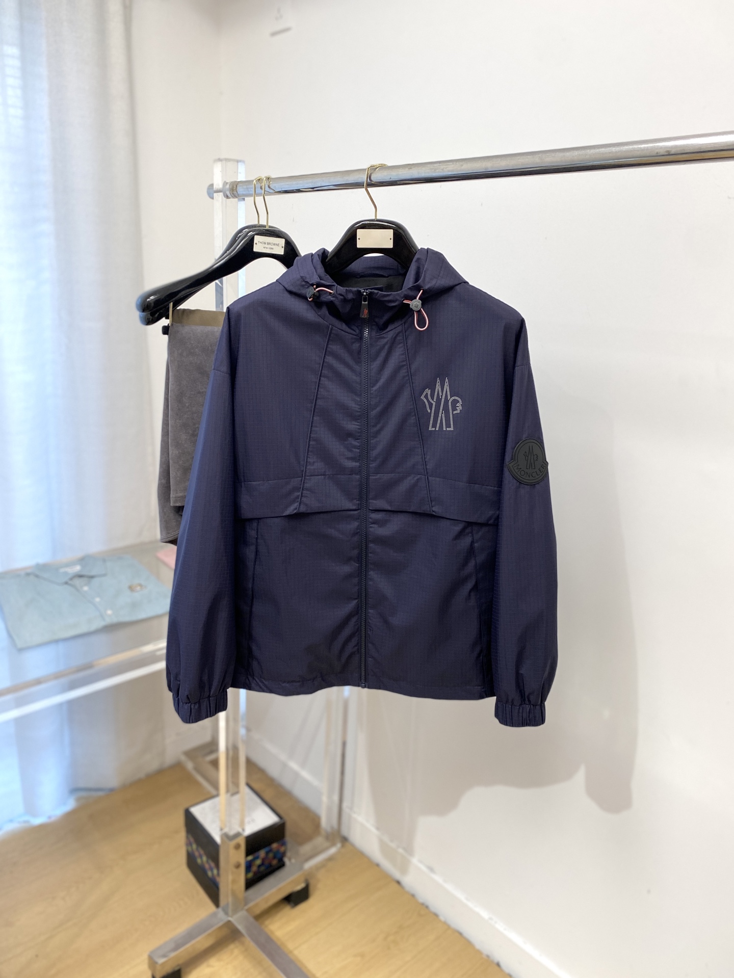 NO:503564,The cover, 2025 new jacket jacket, fashionable and handsome, simple and versatile style, top-grade glue-printed pattern logo on the chest, customized original fabric, not only crisp, maintains the trendy silhouette, and is comfortable to wear, and the yarn weaving is more delicate, the number M-3XL, Moncler, jackets & coats, jackets & coats, alexander wang19860909蒙口、2025新品夹克外套,时尚帅气,简约百搭款,胸前顶级印胶图案logo,定制原版面料,不仅挺括,保持潮流的廓形,又穿着舒适,纱织更细腻,码数M-3XL,,Moncler,jackets & coats,jackets & coats,alexander wang,Men's clothing