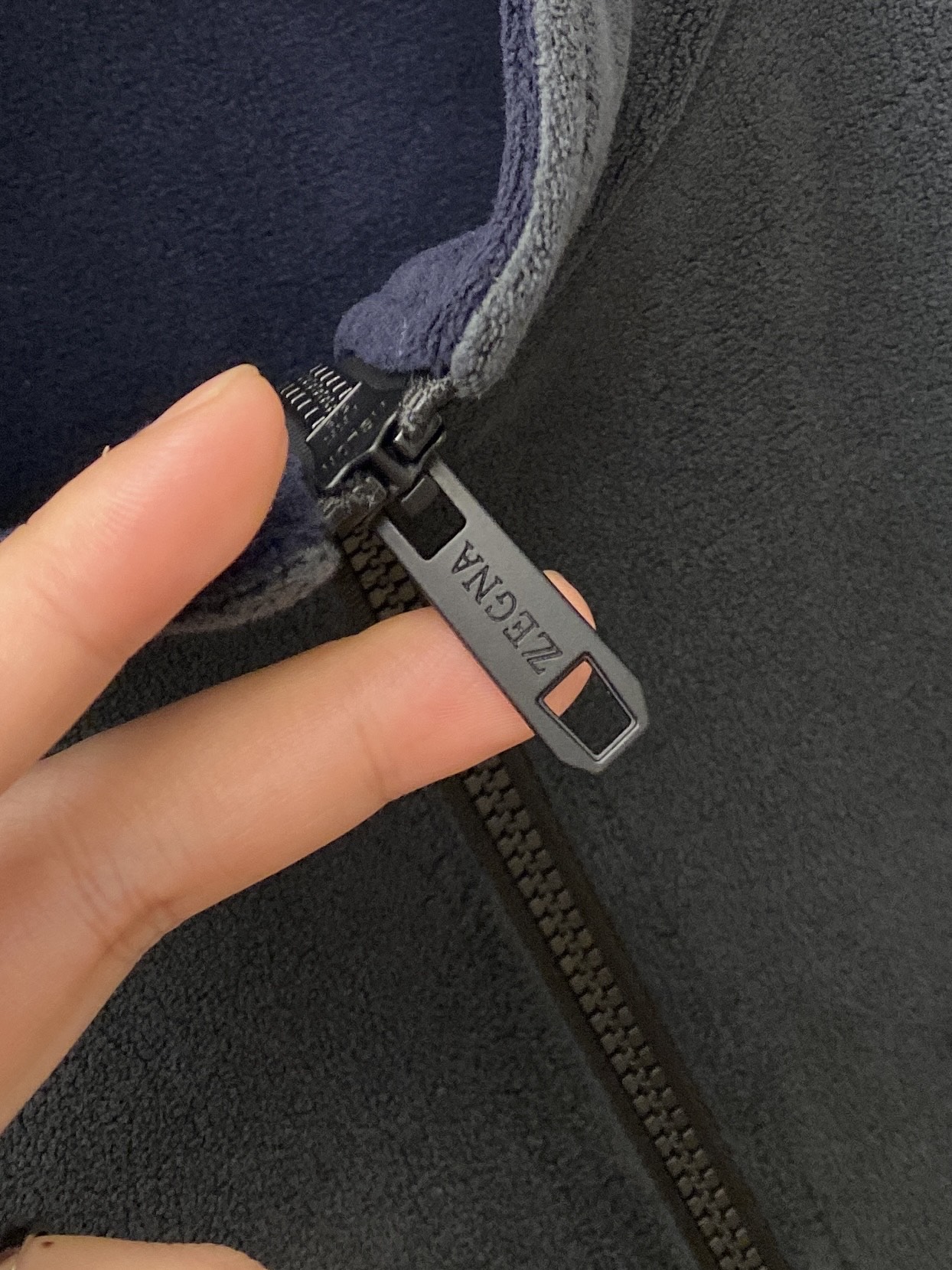 “Genia 2025 Wool Jackets: Fashionable Styles, Fine Embroidery, Customized Fabrics, Comfortable Fit, Delicate Details – P1056” - 图片 4