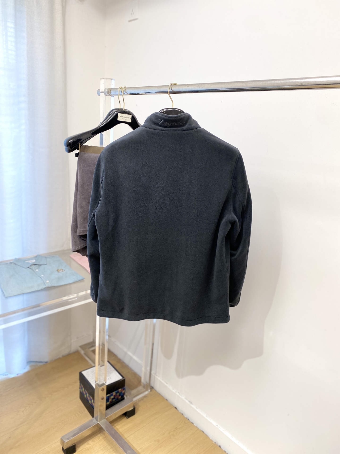 “Genia 2025 Wool Jackets: Fashionable Styles, Fine Embroidery, Customized Fabrics, Comfortable Fit, Delicate Details – P1056” - 图片 9