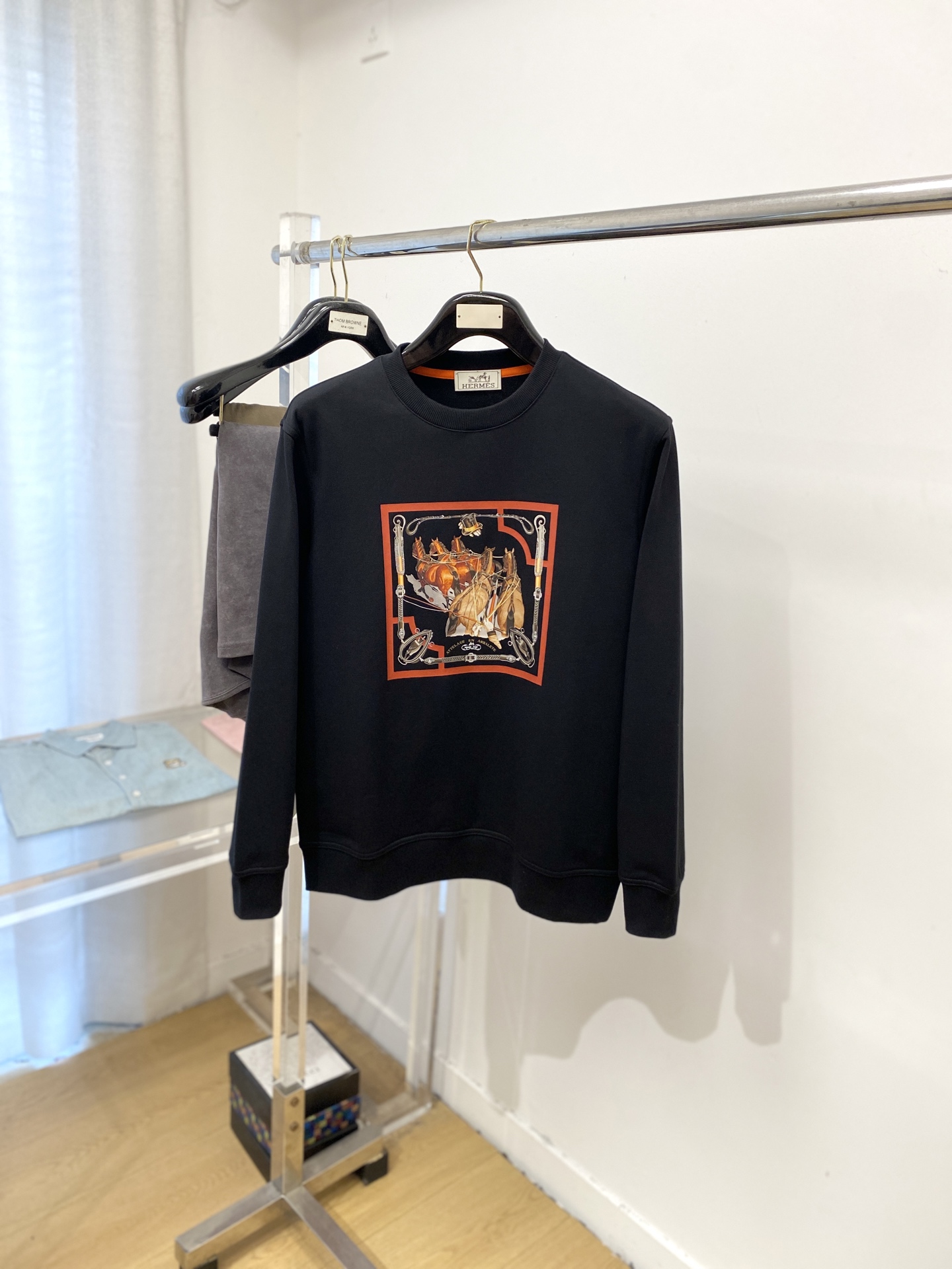 NO:503556,Hermes, the latest sweatshirts in 2025, handsome and fashionable, top-grade printed pattern logo on the chest, simple and versatile style. The fabric cotton is not only crisp, maintains the trendy silhouette, and is also comfortable to wear, and the yarn is more delicate, the number M-3XL, hermes, hoodie, sweatshirts, alexander wang19860909爱马仕、2025最新款卫衣,帅气时尚,胸前顶级印花图案logo,简约百搭款.面料棉 不仅挺括,保持潮流的廓形,又穿着舒适,纱织更细腻,码数M-3XL,,hermes,hoodie,sweatshirts,alexander wang,Men's clothing