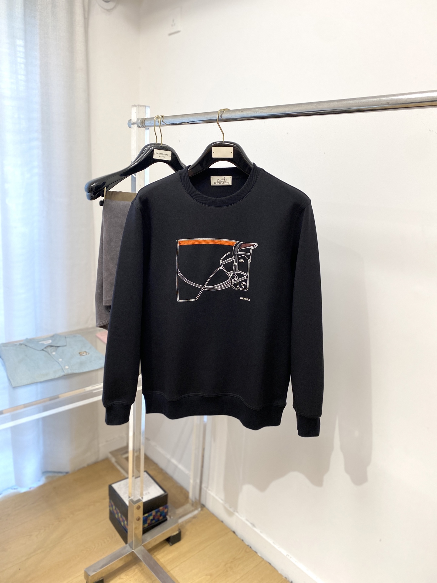 NO:503550,Hermes, the latest sweatshirts in 2025, handsome and fashionable, exquisite embroidered pattern logo on the chest, simple and versatile style. The fabric cotton is not only crisp, maintains the trendy silhouette, and is comfortable to wear, and the yarn is more delicate, the number M-3XL, hermes, hoodie, sweatshirts, alexander wang19860909爱马仕、2025最新款卫衣,帅气时尚,胸前精致刺绣图案logo,简约百搭款.面料棉 不仅挺括,保持潮流的廓形,又穿着舒适,纱织更细腻,码数M-3XL,,hermes,hoodie,sweatshirts,alexander wang,Men's clothing