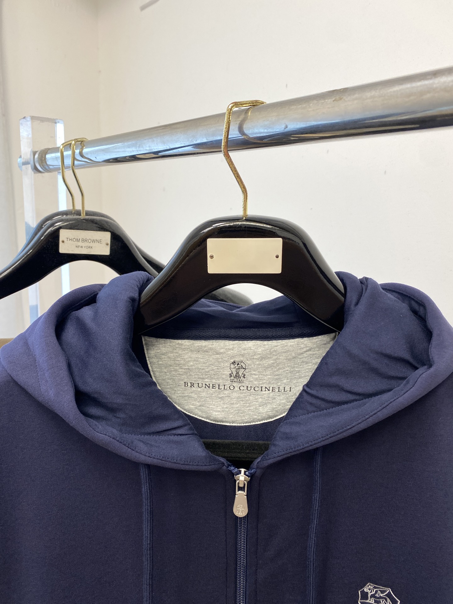 “Brumello Cucinelli 2025 Cotton Coat with Stubby Logo Embroidery for Men | Comfortable and Stylish Fashion” - 图片 2