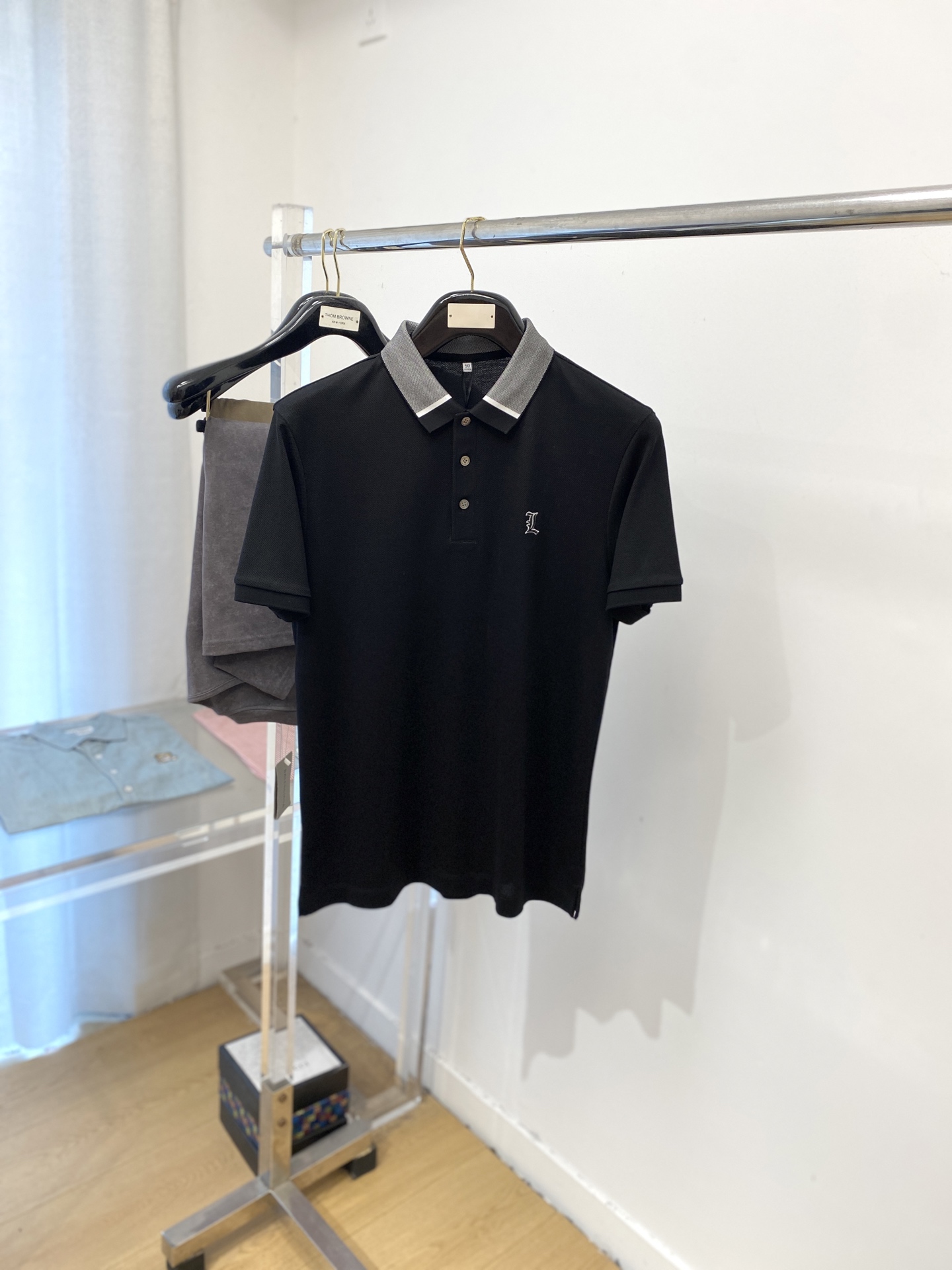 NO:503535,Louis Vuitton, the latest short-sleeved T-shirt in 2025, handsome and fashionable, exquisite embroidered letter logo on the chest, simple and versatile style. The fabric cotton is not only crisp, maintains the trendy silhouette, and is also comfortable to wear, and the yarn is more delicate, the number M-3XL, louis vuitton, T-shirt, tees, t-shirt, alexander wang19860909路易威登、2025最新款短袖T恤,帅气时尚,胸前精致刺绣字母logo,简约百搭款.面料棉 不仅挺括,保持潮流的廓形,又穿着舒适,纱织更细腻,码数M-3XL,,louis vuitton,T-shirt,tees，t-shirt,alexander wang,Men's clothing