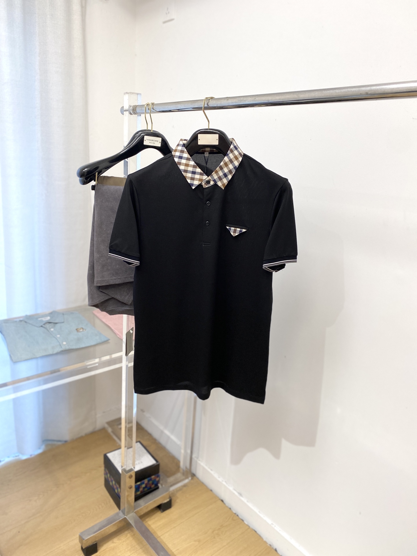 NO:503532,Burberry, the latest short-sleeved T-shirt in 2025, handsome and fashionable, exquisite embroidered webbing pattern logo on the chest, simple and versatile style. The fabric cotton is not only crisp, maintains the trendy silhouette, but also comfortable to wear, and the yarn is more delicate, the number M-3XL, burberry, T-shirt, tees, t-shirt, alexander wang19860909巴宝莉、2025最新款短袖T恤,帅气时尚,胸前精致刺绣织带图案logo,简约百搭款.面料棉 不仅挺括,保持潮流的廓形,又穿着舒适,纱织更细腻,码数M-3XL,,burberry,T-shirt,tees，t-shirt,alexander wang,Men's clothing