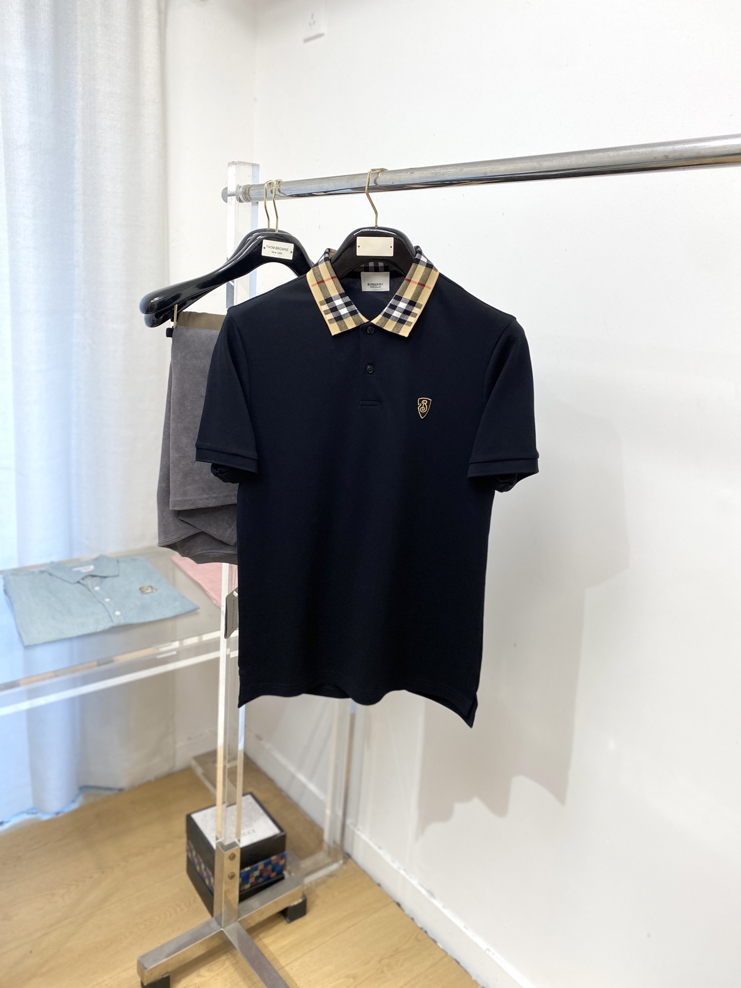 NO:503529,Burberry, the latest short-sleeved T-shirt in 2025, handsome and fashionable, exquisite embroidered letter logo on the chest, simple and versatile style. The fabric cotton is not only crisp, maintains the trendy silhouette, and is comfortable to wear, and the yarn is more delicate, the number M-3XL, burberry, T-shirt, tees, t-shirt, alexander wang19860909巴宝莉、2025最新款短袖T恤,帅气时尚,胸前精致刺绣字母logo,简约百搭款.面料棉 不仅挺括,保持潮流的廓形,又穿着舒适,纱织更细腻,码数M-3XL,,burberry,T-shirt,tees，t-shirt,alexander wang,Men's clothing