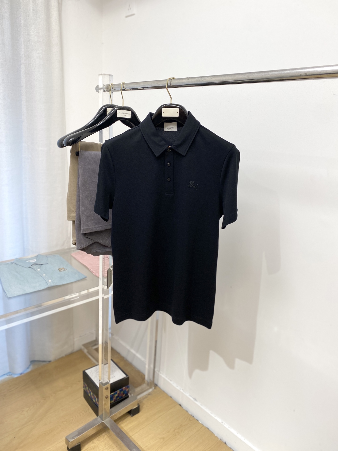 NO:518157,Burberry, the latest short-sleeved T-shirt in 2025, handsome and fashionable, exquisite embroidered pattern logo on the chest, simple and versatile style. The fabric cotton is not only crisp, maintains the trendy silhouette, but also comfortable to wear, and the yarn is more delicate, the number M-3XL, burberry, T-shirt, tees, t-shirt, alexander wang19860909巴宝莉、2025最新款短袖T恤,帅气时尚,胸前精致刺绣图案logo,简约百搭款.面料棉 不仅挺括,保持潮流的廓形,又穿着舒适,纱织更细腻,码数M-3XL,,burberry,T-shirt,tees，t-shirt,alexander wang,Men's clothing