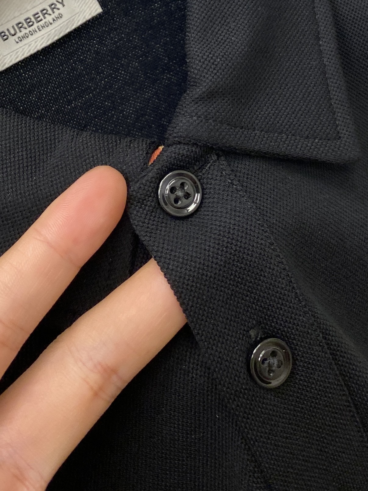 巴宝莉、2025最新款短袖T恤，帅气时尚，胸前精致刺绣图案logo，简约百搭款。面料棉 不仅挺括，保持潮