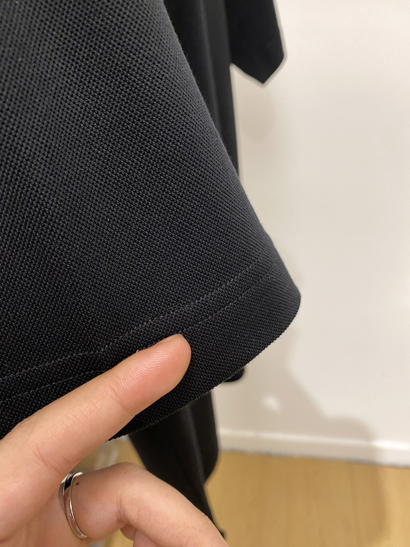 巴宝莉、2025最新款短袖T恤，帅气时尚，胸前精致刺绣图案logo，简约百搭款。面料棉 不仅挺括，保持潮