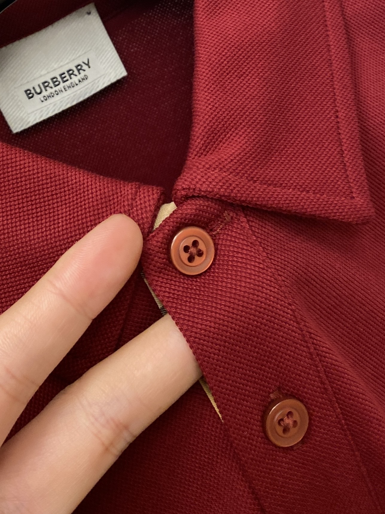 巴宝莉、2025最新款短袖T恤，帅气时尚，胸前精致刺绣图案logo，简约百搭款。面料棉 不仅挺括，保持潮