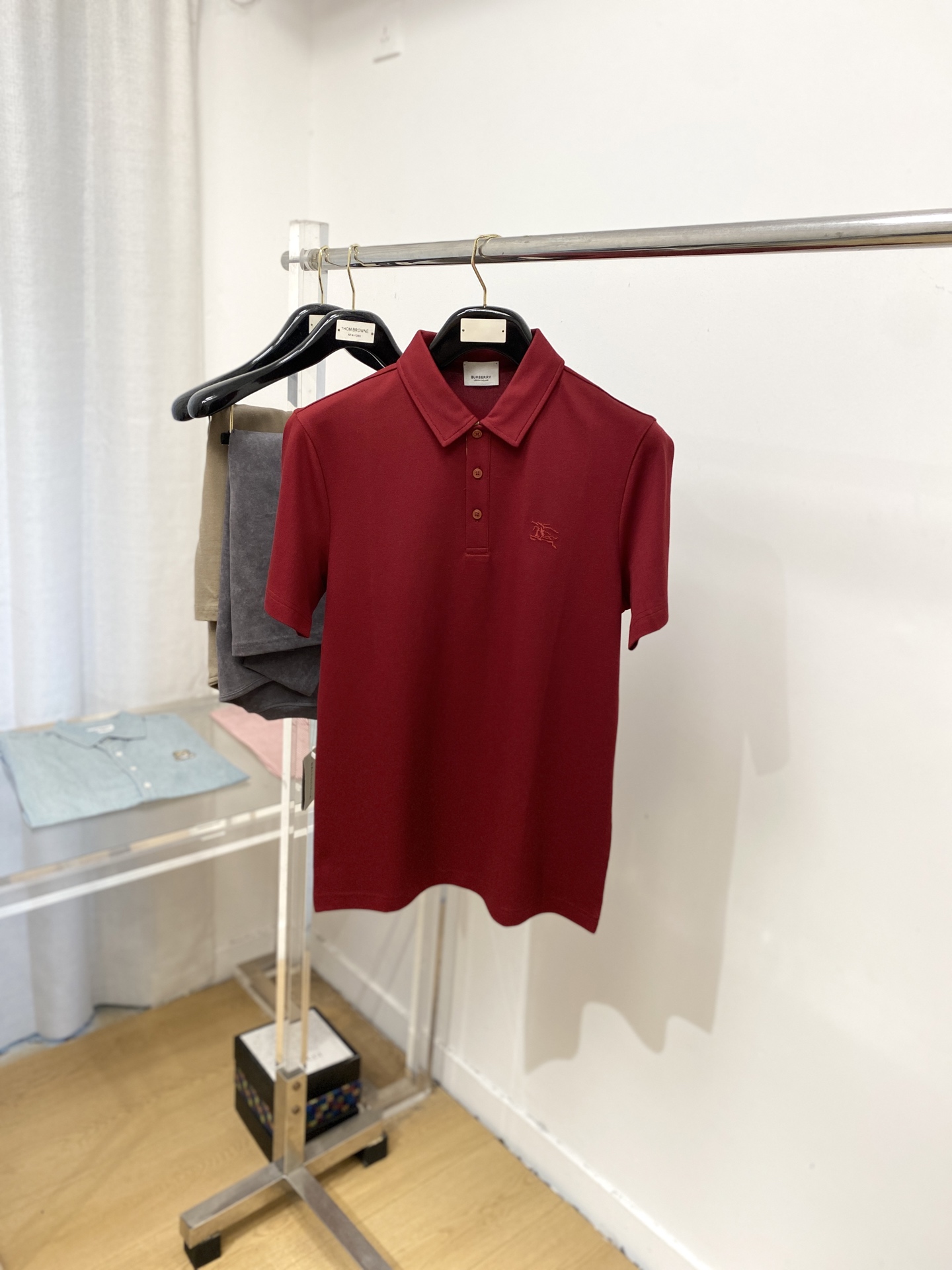 巴宝莉、2025最新款短袖T恤，帅气时尚，胸前精致刺绣图案logo，简约百搭款。面料棉 不仅挺括，保持潮